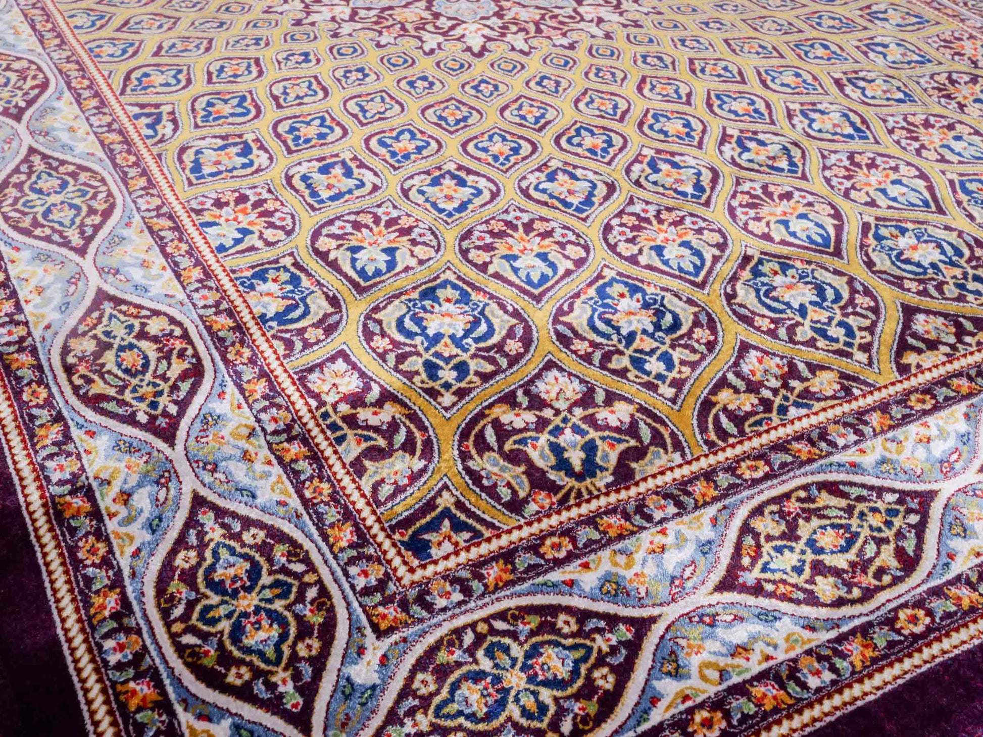 Ghom Maschinenteppich "Ardashir" 120 x 80 cm aus pflanzlicher Seide (Viskose) mit Gumbad-Medaillon, Lila-Violett. Teppichnummer: V5AE096M. Persian Luxury Collection by Khademi. Made in Iran / Persia – Vertrieb durch JUPITER Intl.