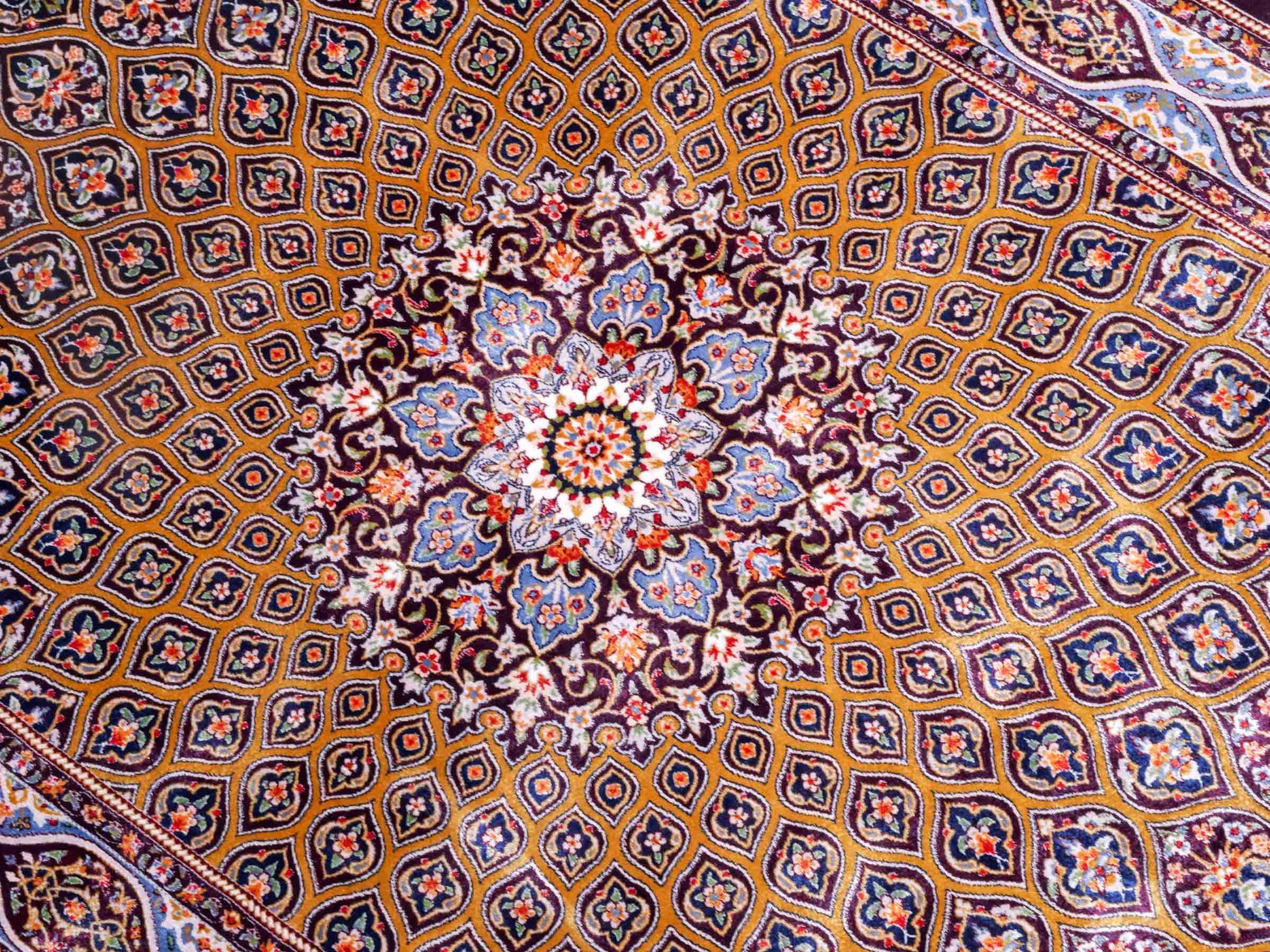 Ghom Maschinenteppich "Ardashir" 120 x 80 cm aus pflanzlicher Seide (Viskose) mit Gumbad-Medaillon, Lila-Violett. Teppichnummer: V5AE096M. Persian Luxury Collection by Khademi. Made in Iran / Persia – Vertrieb durch JUPITER Intl.