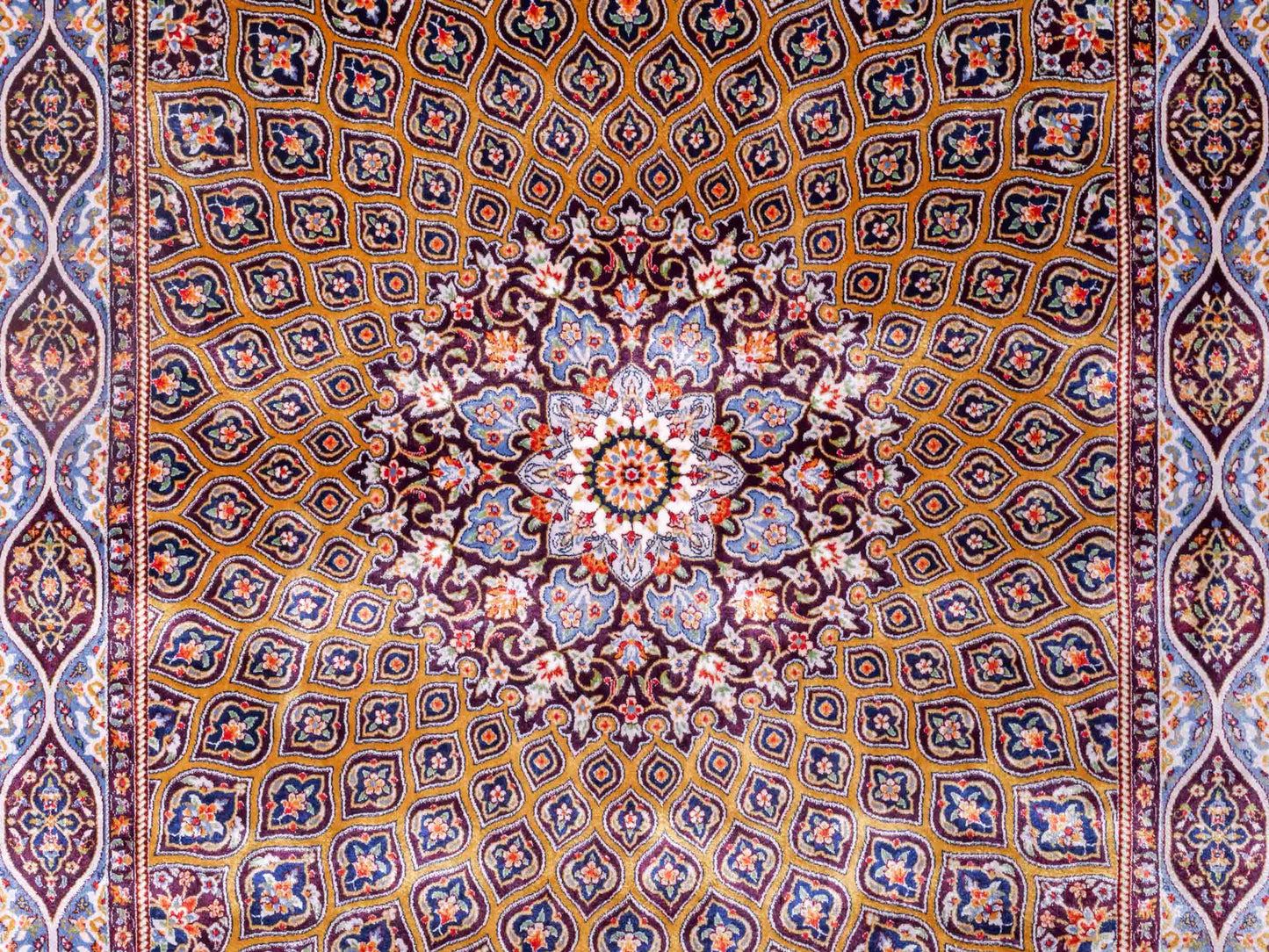 Ghom Maschinenteppich "Ardashir" 120 x 80 cm aus pflanzlicher Seide (Viskose) mit Gumbad-Medaillon, Lila-Violett. Teppichnummer: V5AE096M. Persian Luxury Collection by Khademi. Made in Iran / Persia – Vertrieb durch JUPITER Intl.