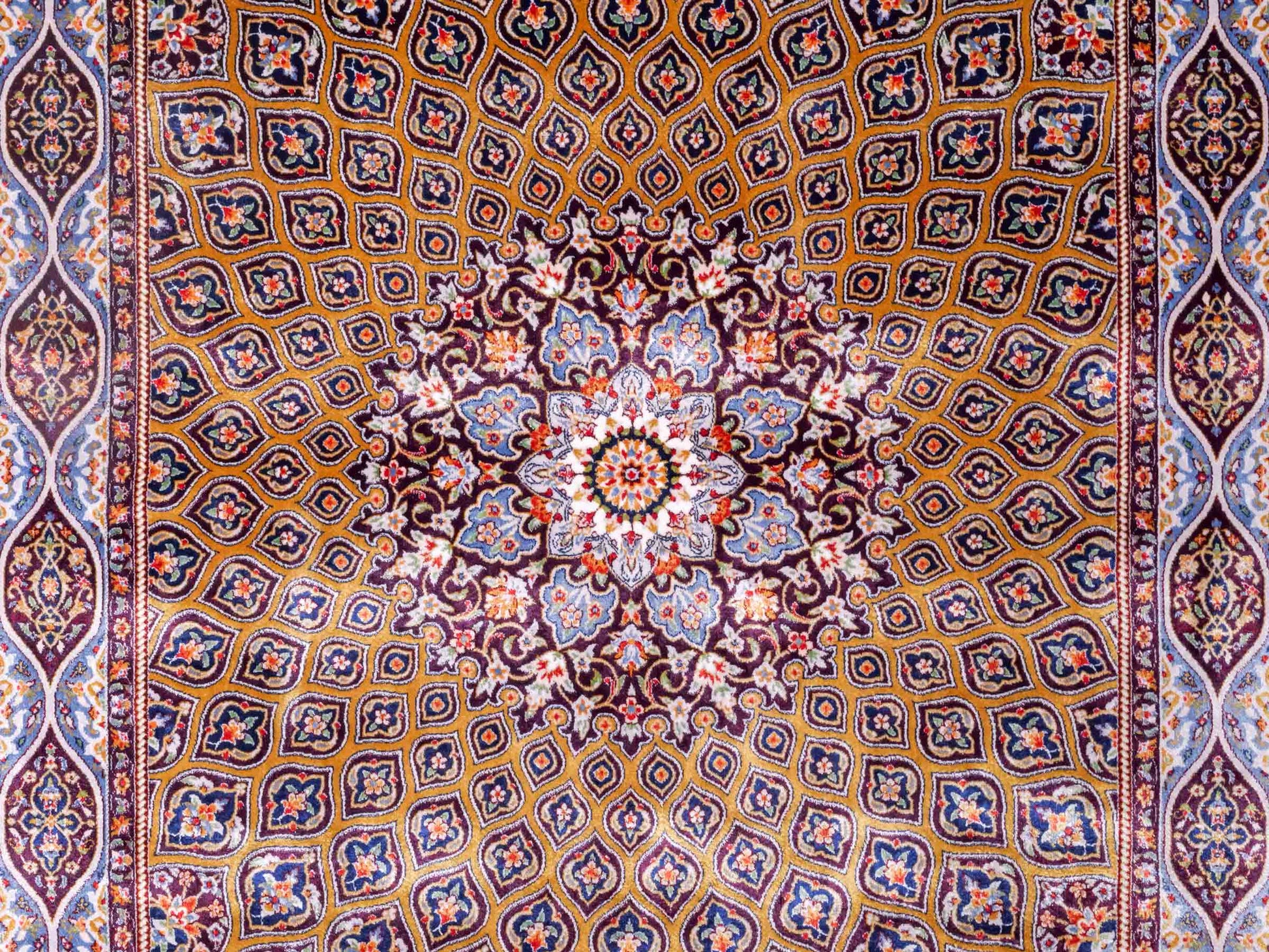 Ghom Maschinenteppich "Ardashir" 120 x 80 cm aus pflanzlicher Seide (Viskose) mit Gumbad-Medaillon, Lila-Violett. Teppichnummer: V5AE096M. Persian Luxury Collection by Khademi. Made in Iran / Persia – Vertrieb durch JUPITER Intl.