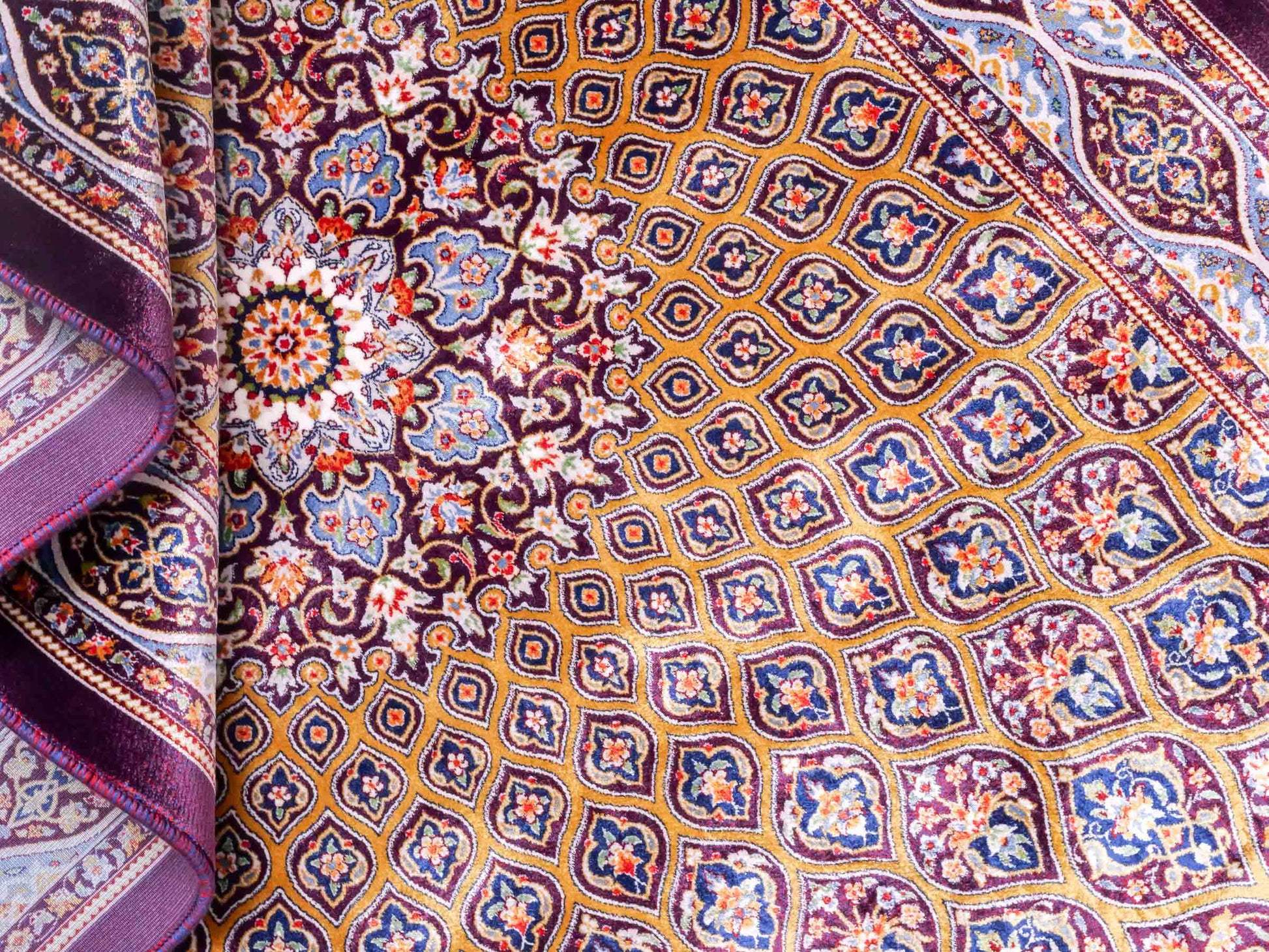 Ghom Maschinenteppich "Ardashir" 120 x 80 cm aus pflanzlicher Seide (Viskose) mit Gumbad-Medaillon, Lila-Violett. Teppichnummer: V5AE096M. Persian Luxury Collection by Khademi. Made in Iran / Persia – Vertrieb durch JUPITER Intl.