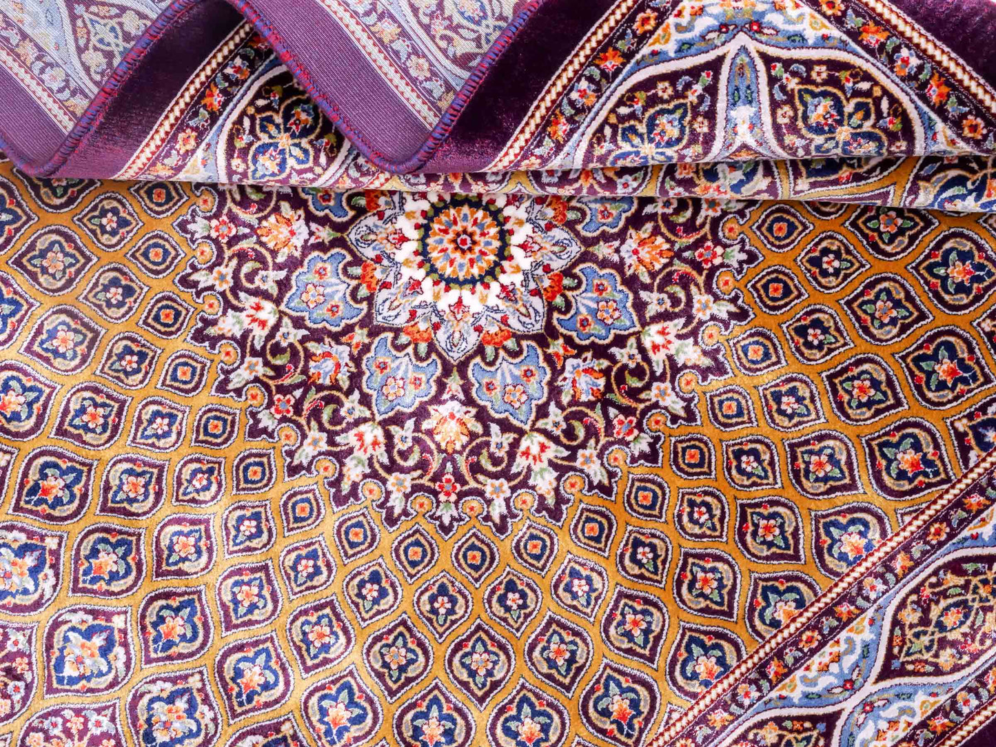 Ghom Maschinenteppich "Ardashir" 120 x 80 cm aus pflanzlicher Seide (Viskose) mit Gumbad-Medaillon, Lila-Violett. Teppichnummer: V5AE096M. Persian Luxury Collection by Khademi. Made in Iran / Persia – Vertrieb durch JUPITER Intl.