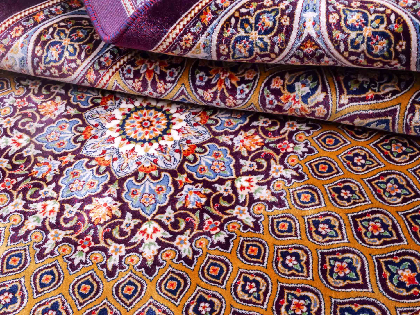 Ghom Maschinenteppich "Ardashir" 120 x 80 cm aus pflanzlicher Seide (Viskose) mit Gumbad-Medaillon, Lila-Violett. Teppichnummer: V5AE096M. Persian Luxury Collection by Khademi. Made in Iran / Persia – Vertrieb durch JUPITER Intl.