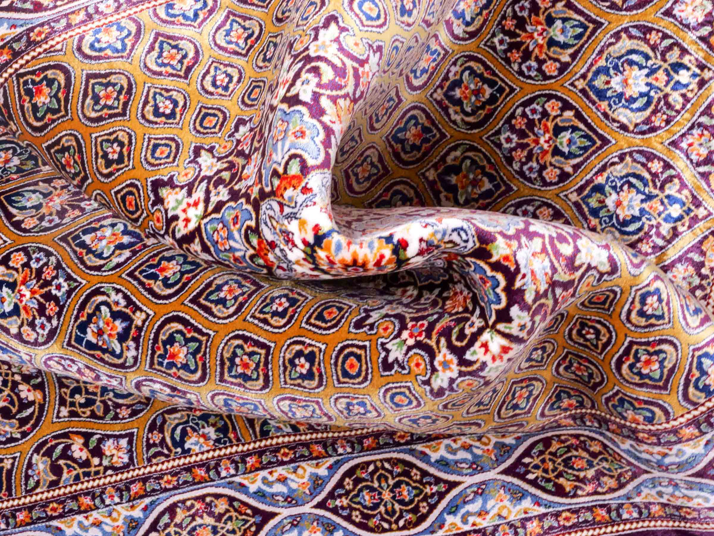 Ghom Maschinenteppich "Ardashir" 120 x 80 cm aus pflanzlicher Seide (Viskose) mit Gumbad-Medaillon, Lila-Violett. Teppichnummer: V5AE096M. Persian Luxury Collection by Khademi. Made in Iran / Persia – Vertrieb durch JUPITER Intl.