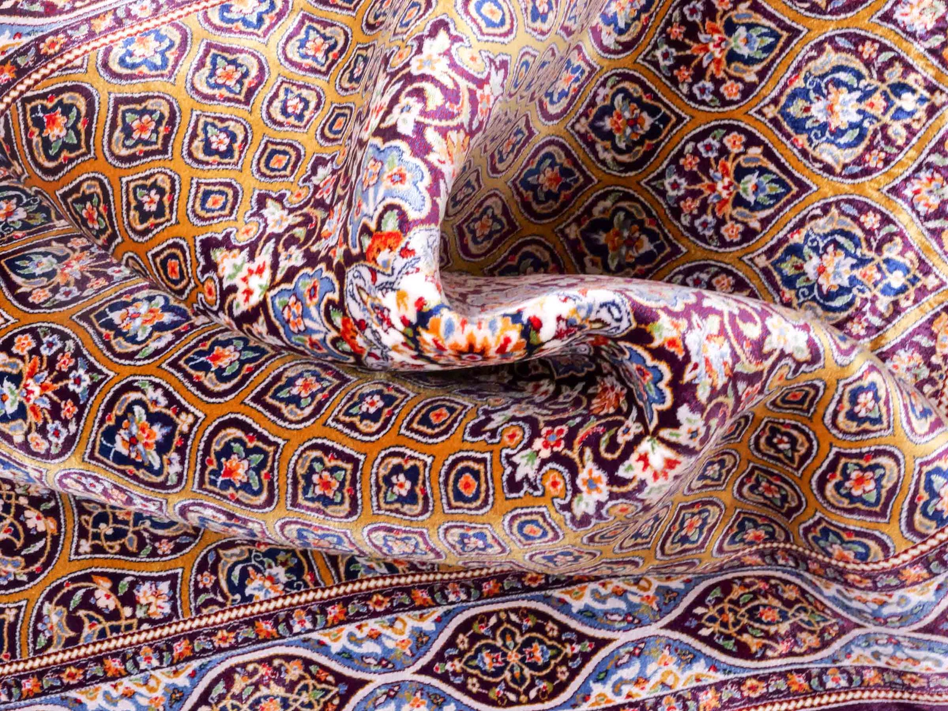 Ghom Maschinenteppich "Ardashir" 120 x 80 cm aus pflanzlicher Seide (Viskose) mit Gumbad-Medaillon, Lila-Violett. Teppichnummer: V5AE096M. Persian Luxury Collection by Khademi. Made in Iran / Persia – Vertrieb durch JUPITER Intl.