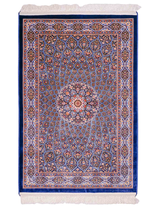Ghom Maschinenteppich "Ardashir" 120 x 80 cm aus pflanzlicher Seide (Viskose) mit Gumbad-Medaillon, Marineblau. Teppichnummer: V5NY096M. Persian Luxury Collection by Khademi. Made in Iran / Persia – Vertrieb durch JUPITER Intl.