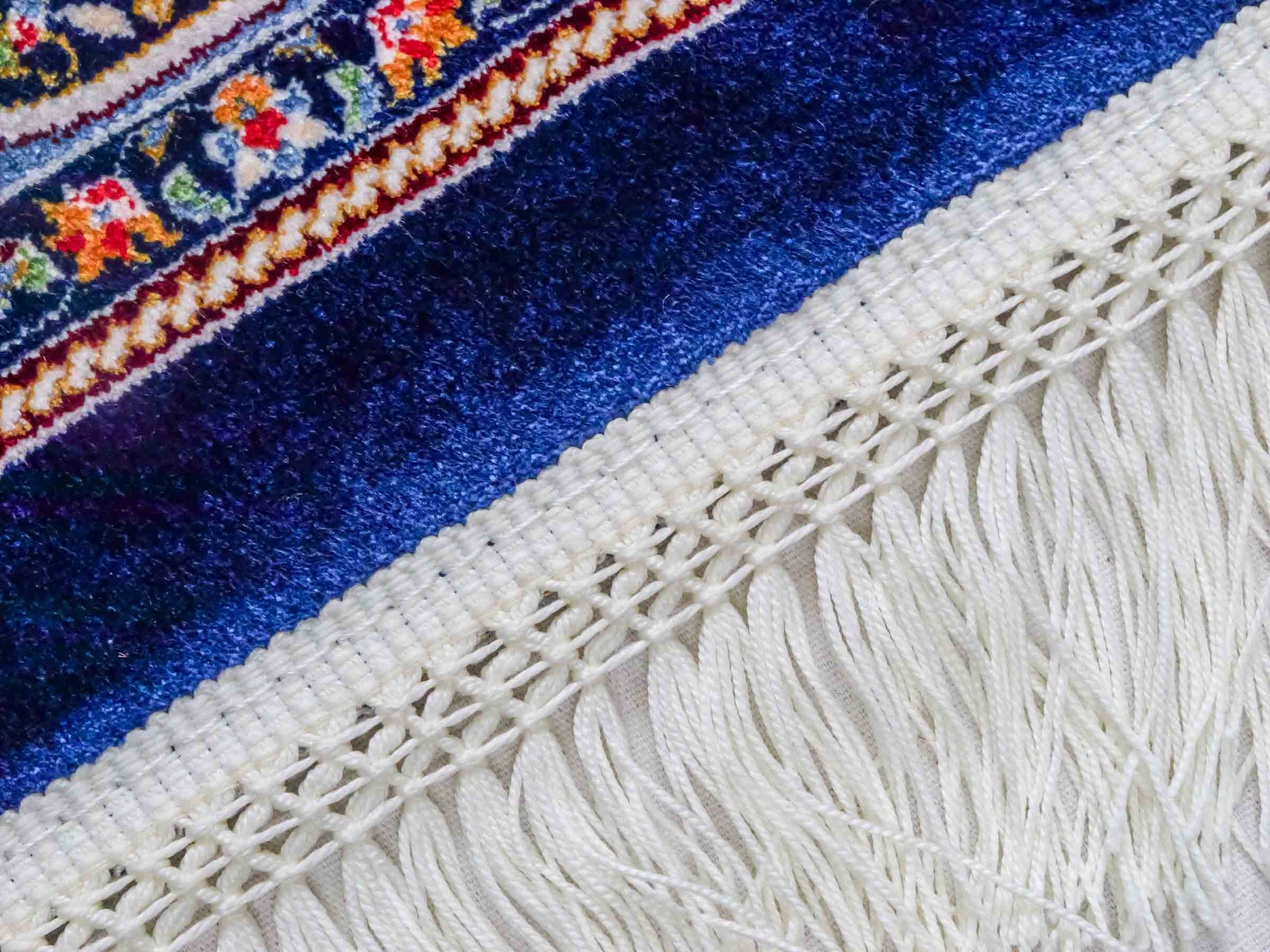 Ghom Maschinenteppich "Ardashir" 120 x 80 cm aus pflanzlicher Seide (Viskose) mit Gumbad-Medaillon, Marineblau. Teppichnummer: V5NY096M. Persian Luxury Collection by Khademi. Made in Iran / Persia – Vertrieb durch JUPITER Intl.