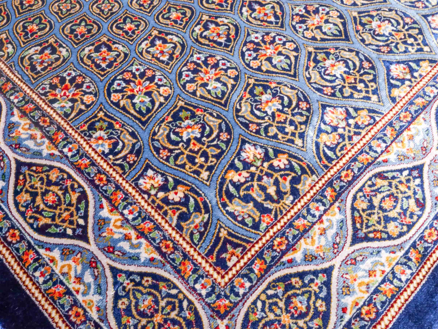 Ghom Maschinenteppich "Ardashir" 120 x 80 cm aus pflanzlicher Seide (Viskose) mit Gumbad-Medaillon, Marineblau. Teppichnummer: V5NY096M. Persian Luxury Collection by Khademi. Made in Iran / Persia – Vertrieb durch JUPITER Intl.