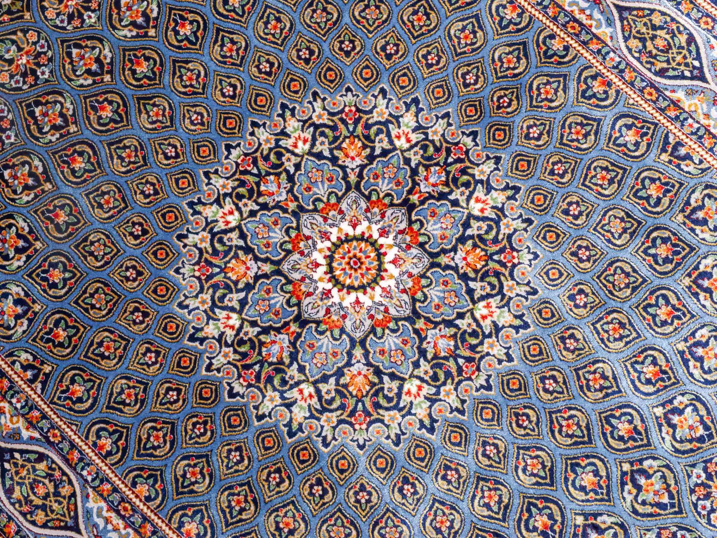 Ghom Maschinenteppich "Ardashir" 120 x 80 cm aus pflanzlicher Seide (Viskose) mit Gumbad-Medaillon, Marineblau. Teppichnummer: V5NY096M. Persian Luxury Collection by Khademi. Made in Iran / Persia – Vertrieb durch JUPITER Intl.
