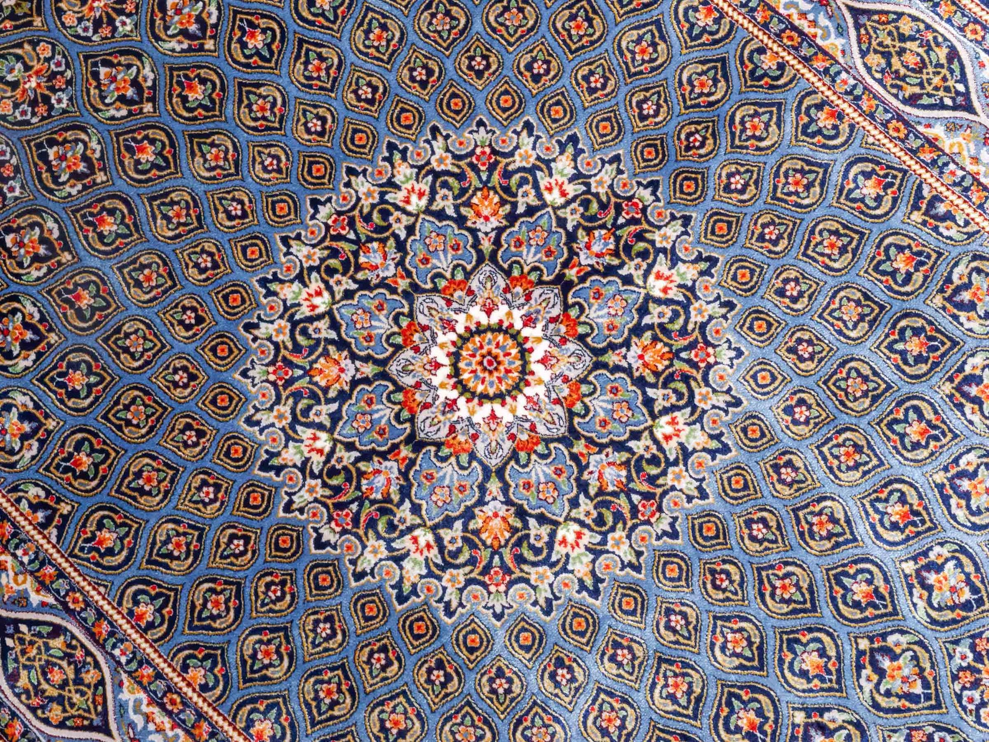 Ghom Maschinenteppich "Ardashir" 120 x 80 cm aus pflanzlicher Seide (Viskose) mit Gumbad-Medaillon, Marineblau. Teppichnummer: V5NY096M. Persian Luxury Collection by Khademi. Made in Iran / Persia – Vertrieb durch JUPITER Intl.