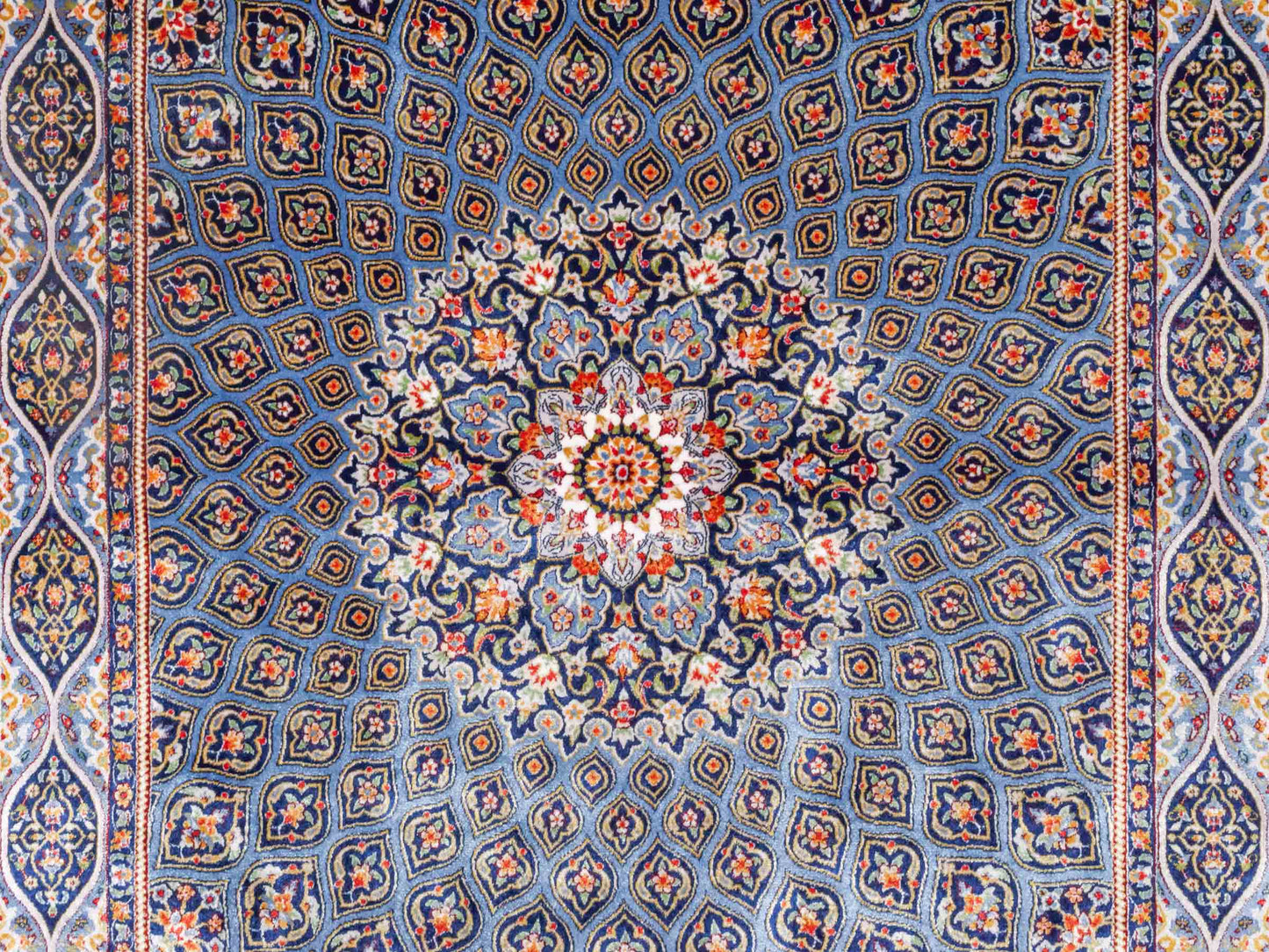Ghom Maschinenteppich "Ardashir" 120 x 80 cm aus pflanzlicher Seide (Viskose) mit Gumbad-Medaillon, Marineblau. Teppichnummer: V5NY096M. Persian Luxury Collection by Khademi. Made in Iran / Persia – Vertrieb durch JUPITER Intl.