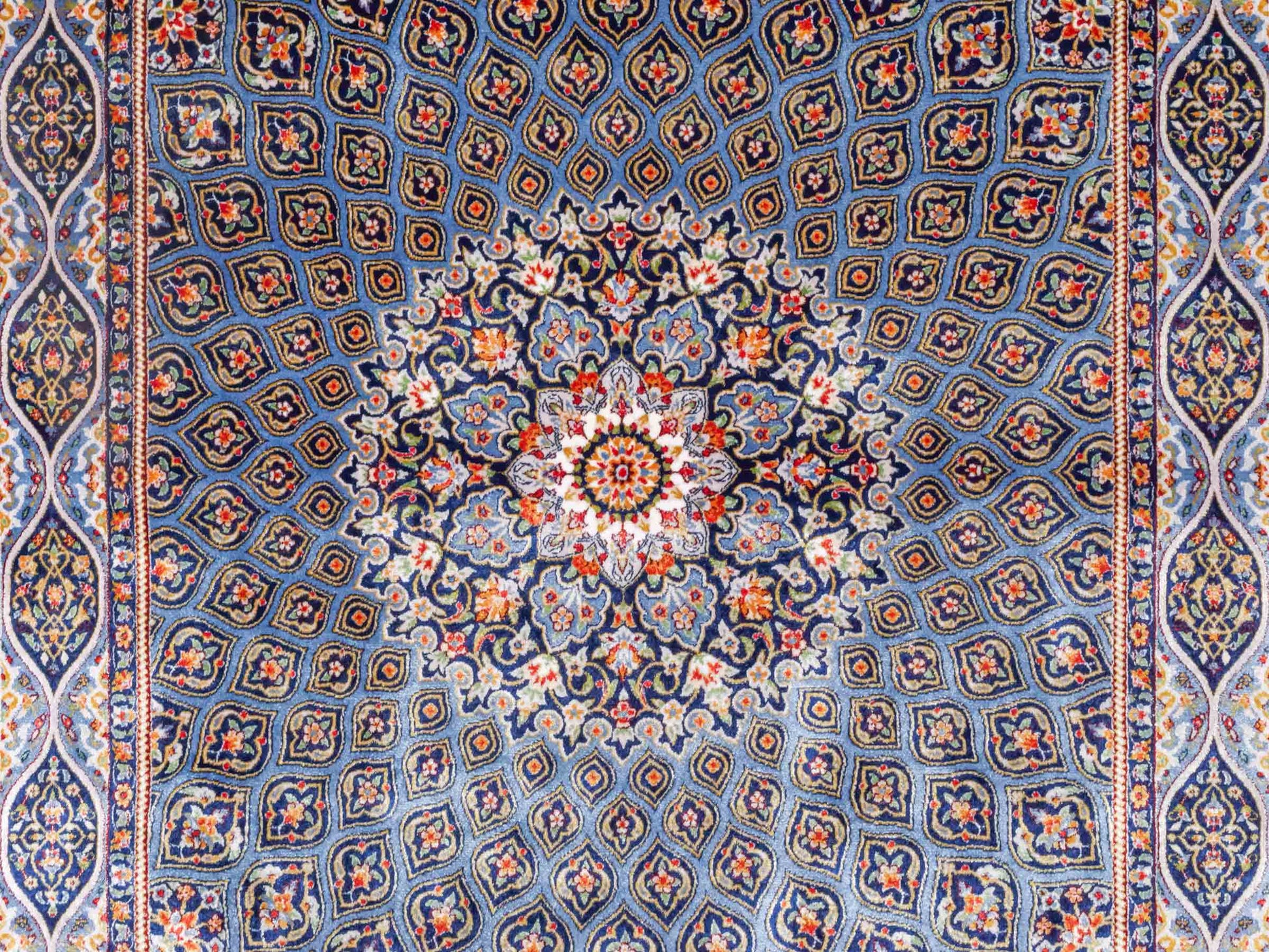 Ghom Maschinenteppich "Ardashir" 120 x 80 cm aus pflanzlicher Seide (Viskose) mit Gumbad-Medaillon, Marineblau. Teppichnummer: V5NY096M. Persian Luxury Collection by Khademi. Made in Iran / Persia – Vertrieb durch JUPITER Intl.