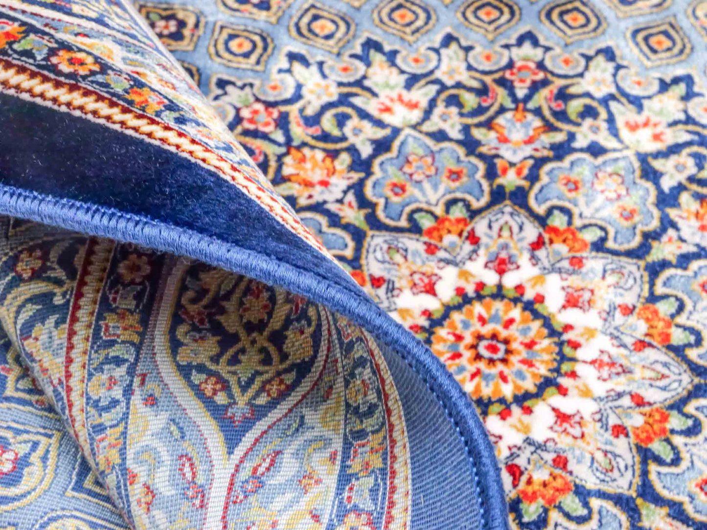 Ghom Maschinenteppich "Ardashir" 120 x 80 cm aus pflanzlicher Seide (Viskose) mit Gumbad-Medaillon, Marineblau. Teppichnummer: V5NY096M. Persian Luxury Collection by Khademi. Made in Iran / Persia – Vertrieb durch JUPITER Intl.