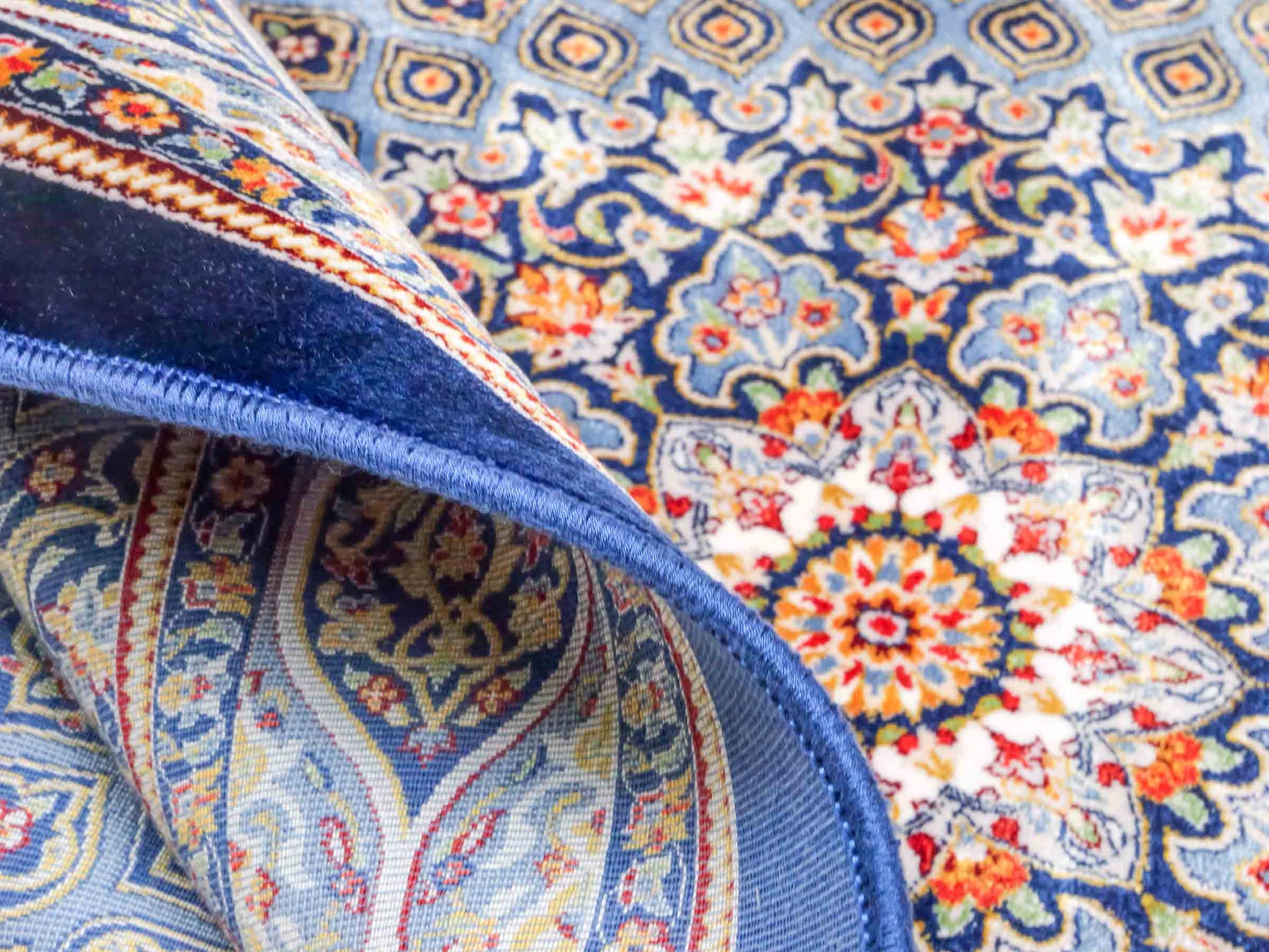 Ghom Maschinenteppich "Ardashir" 120 x 80 cm aus pflanzlicher Seide (Viskose) mit Gumbad-Medaillon, Marineblau. Teppichnummer: V5NY096M. Persian Luxury Collection by Khademi. Made in Iran / Persia – Vertrieb durch JUPITER Intl.