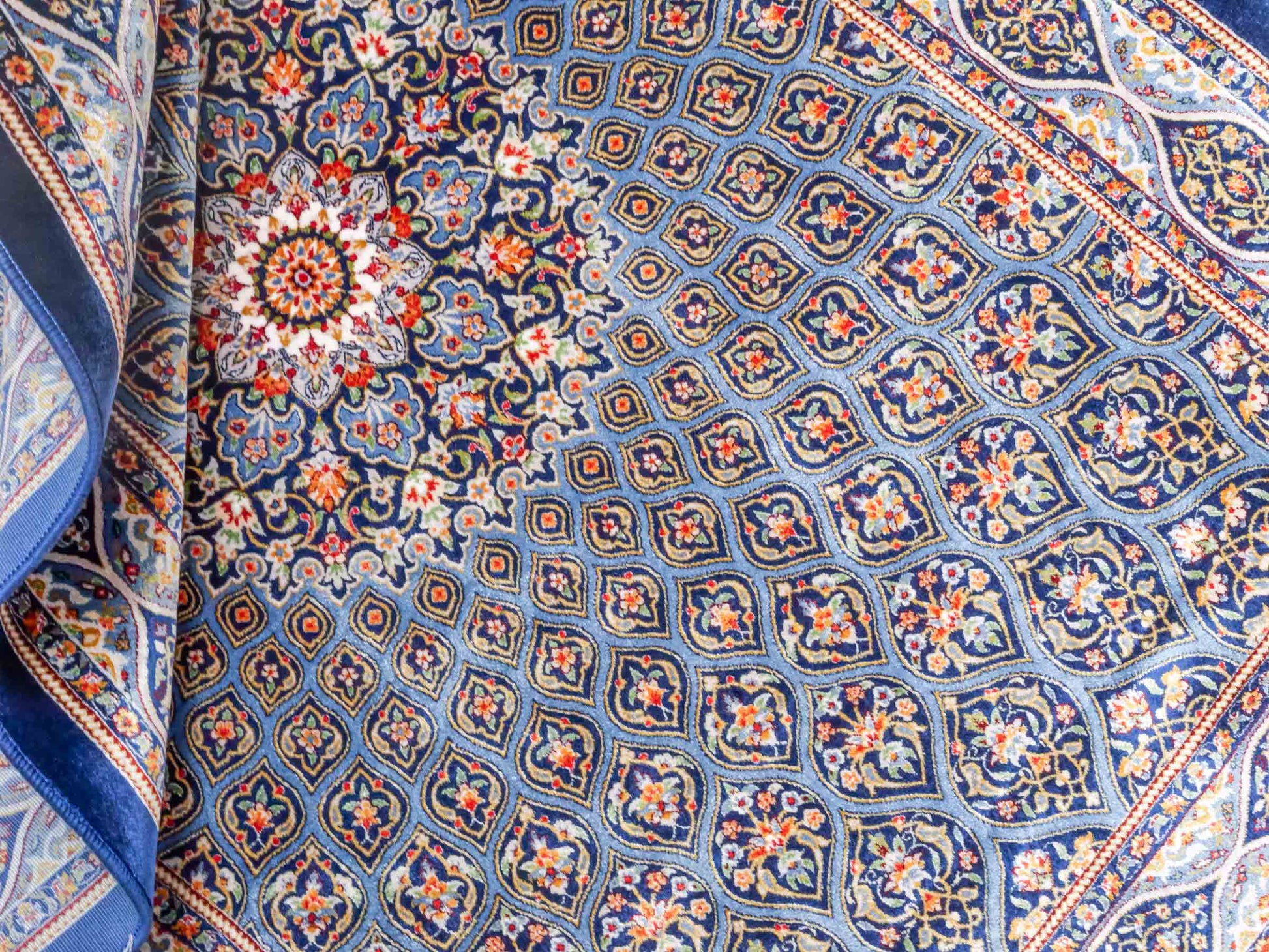 Ghom Maschinenteppich "Ardashir" 120 x 80 cm aus pflanzlicher Seide (Viskose) mit Gumbad-Medaillon, Marineblau. Teppichnummer: V5NY096M. Persian Luxury Collection by Khademi. Made in Iran / Persia – Vertrieb durch JUPITER Intl.