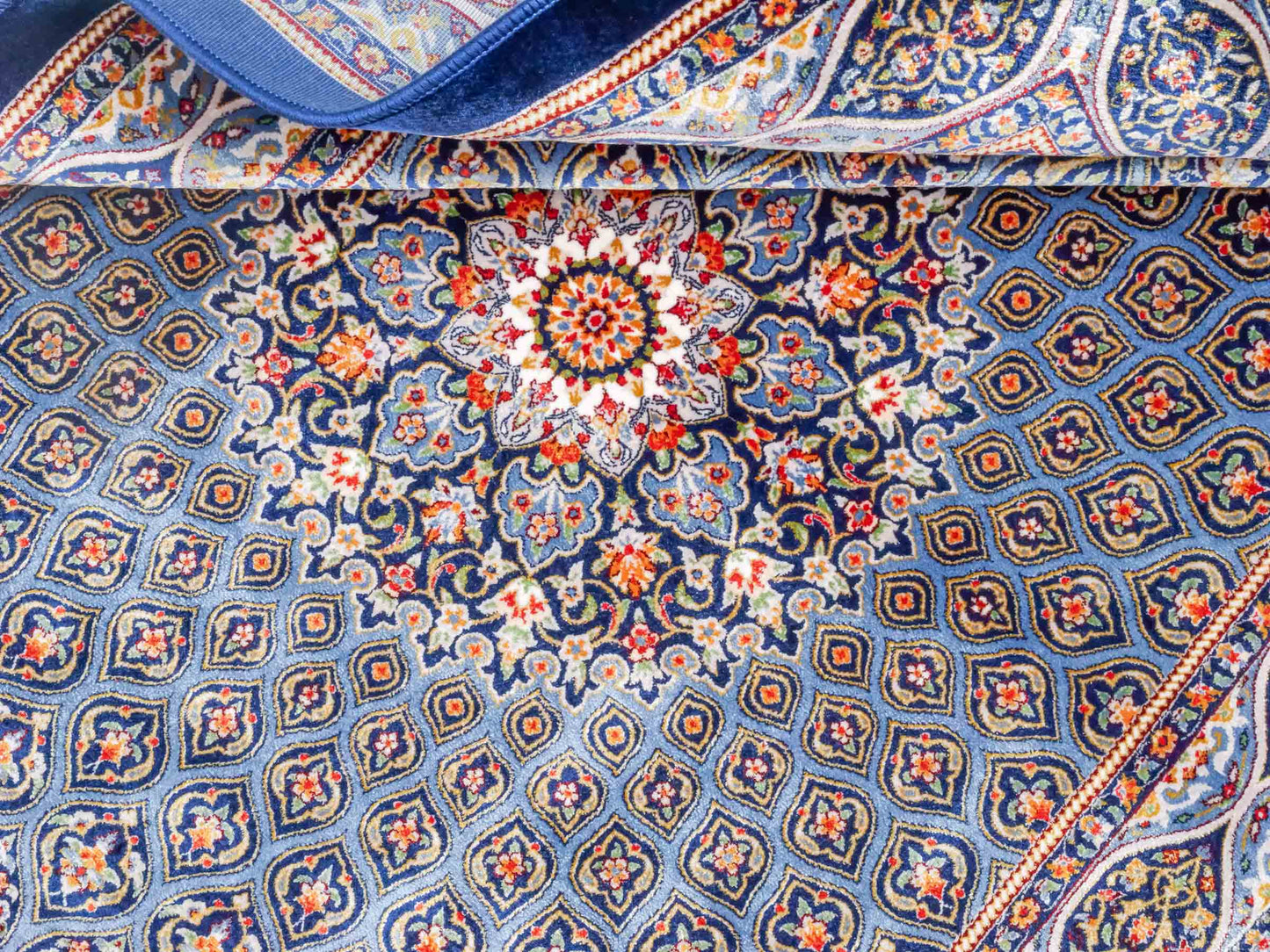 Ghom Maschinenteppich "Ardashir" 120 x 80 cm aus pflanzlicher Seide (Viskose) mit Gumbad-Medaillon, Marineblau. Teppichnummer: V5NY096M. Persian Luxury Collection by Khademi. Made in Iran / Persia – Vertrieb durch JUPITER Intl.