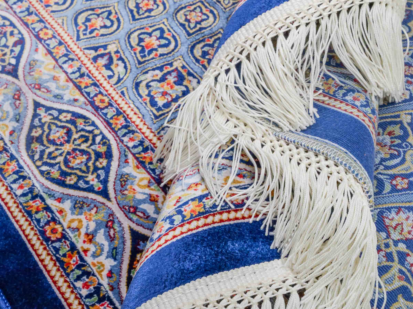 Ghom Maschinenteppich "Ardashir" 120 x 80 cm aus pflanzlicher Seide (Viskose) mit Gumbad-Medaillon, Marineblau. Teppichnummer: V5NY096M. Persian Luxury Collection by Khademi. Made in Iran / Persia – Vertrieb durch JUPITER Intl.