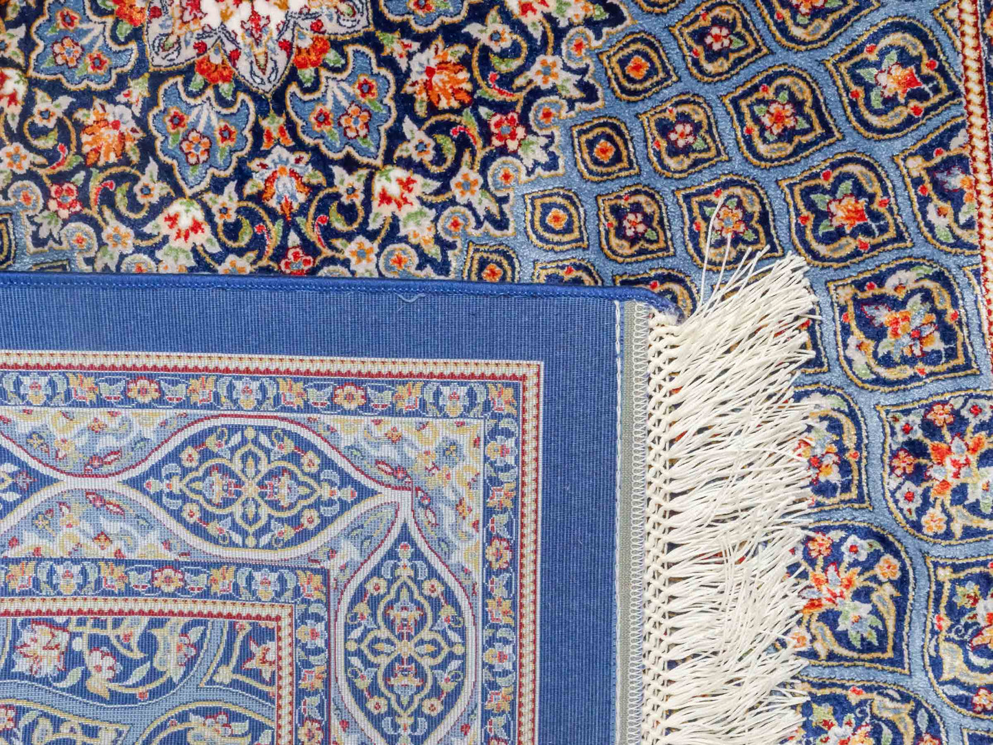 Ghom Maschinenteppich "Ardashir" 120 x 80 cm aus pflanzlicher Seide (Viskose) mit Gumbad-Medaillon, Marineblau. Teppichnummer: V5NY096M. Persian Luxury Collection by Khademi. Made in Iran / Persia – Vertrieb durch JUPITER Intl.