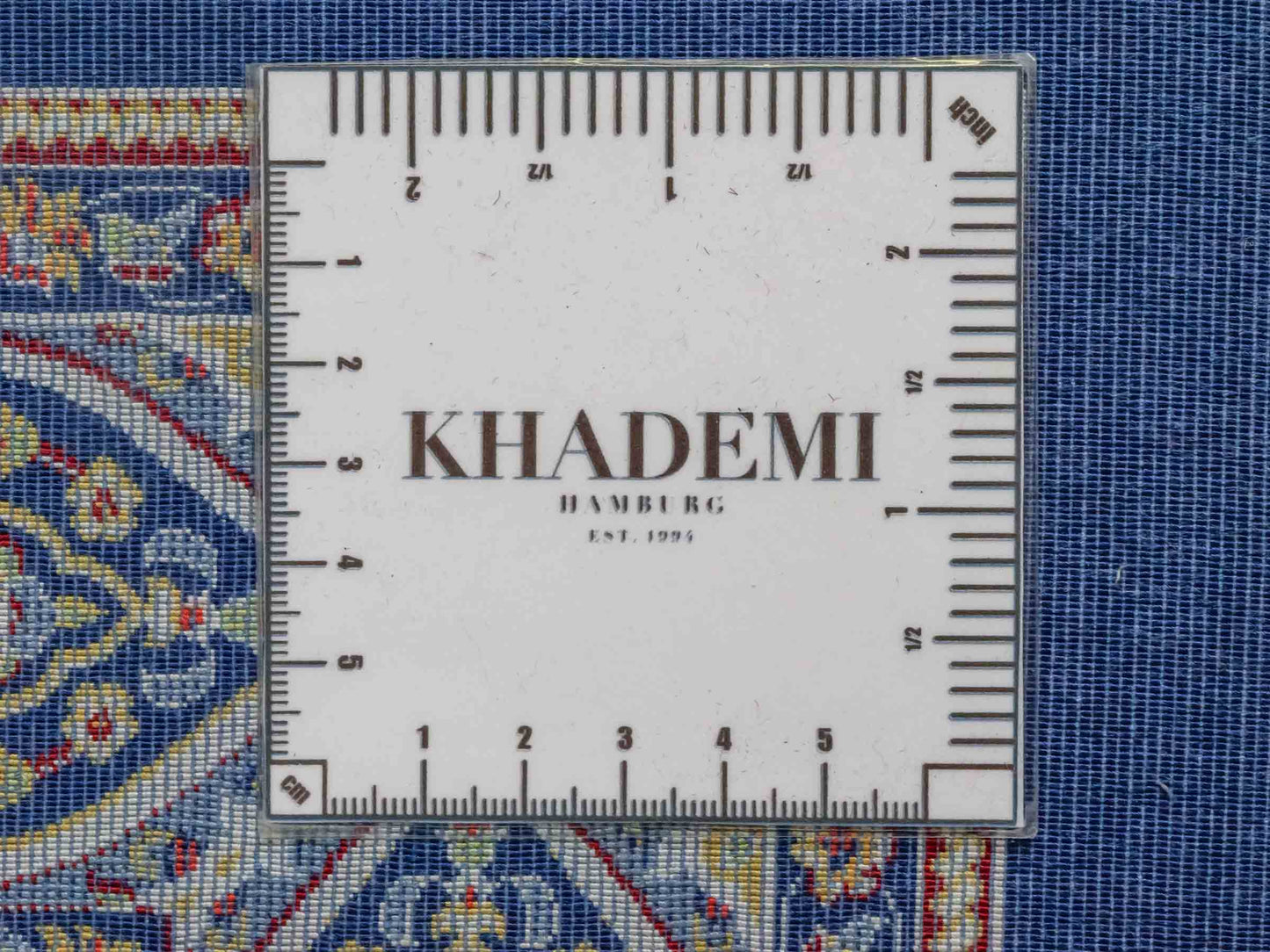 Ghom Maschinenteppich "Ardashir" 120 x 80 cm aus pflanzlicher Seide (Viskose) mit Gumbad-Medaillon, Marineblau. Teppichnummer: V5NY096M. Persian Luxury Collection by Khademi. Made in Iran / Persia – Vertrieb durch JUPITER Intl.