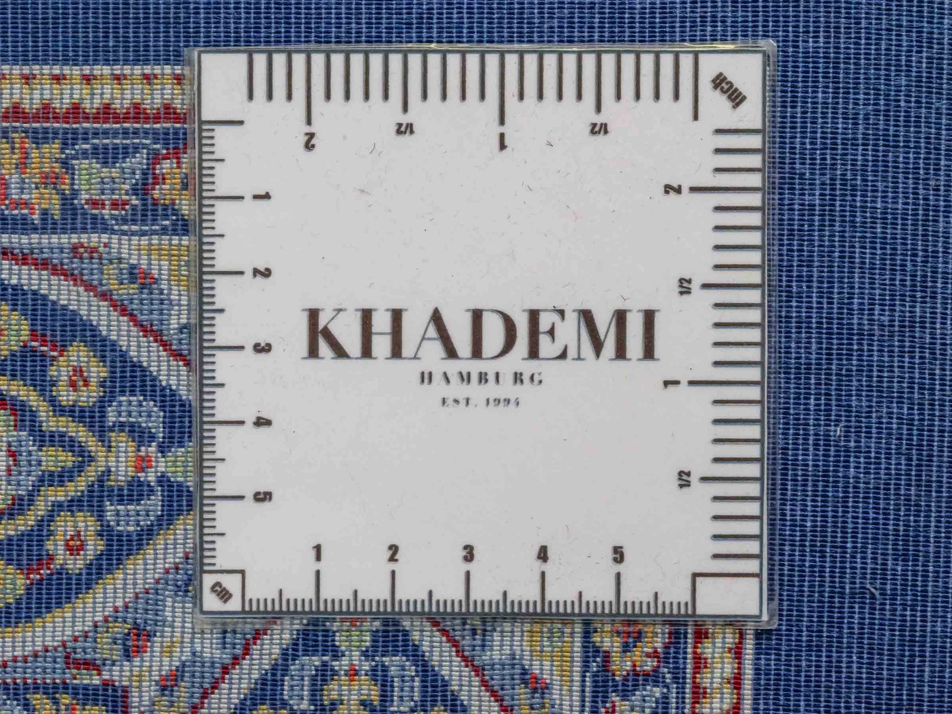Ghom Maschinenteppich "Ardashir" 120 x 80 cm aus pflanzlicher Seide (Viskose) mit Gumbad-Medaillon, Marineblau. Teppichnummer: V5NY096M. Persian Luxury Collection by Khademi. Made in Iran / Persia – Vertrieb durch JUPITER Intl.