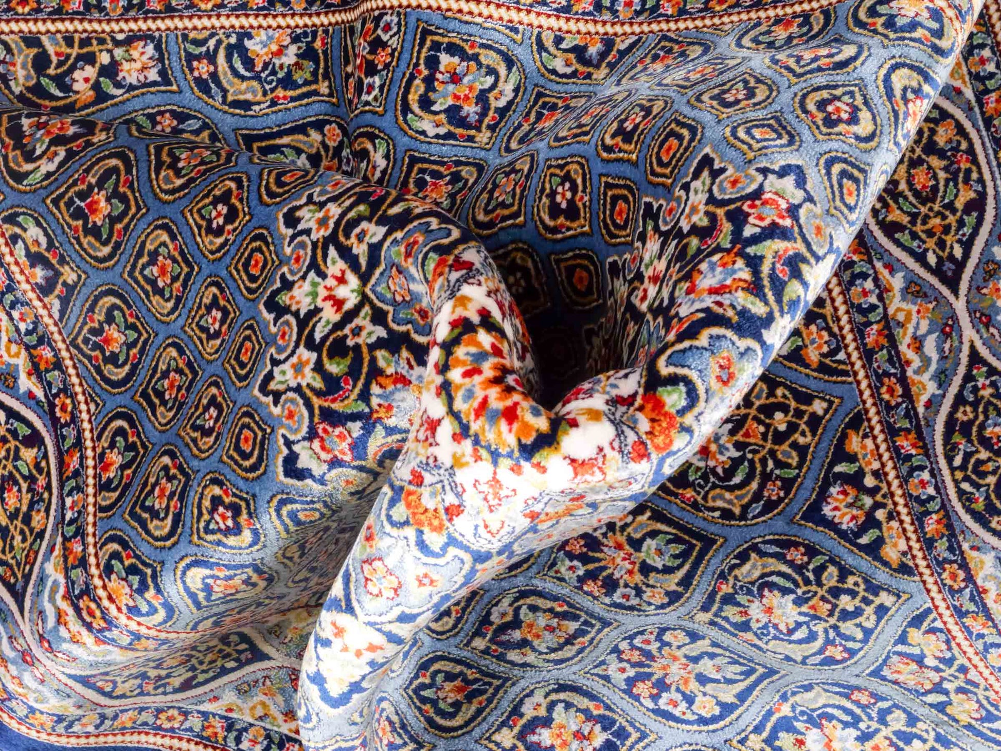 Ghom Maschinenteppich "Ardashir" 120 x 80 cm aus pflanzlicher Seide (Viskose) mit Gumbad-Medaillon, Marineblau. Teppichnummer: V5NY096M. Persian Luxury Collection by Khademi. Made in Iran / Persia – Vertrieb durch JUPITER Intl.