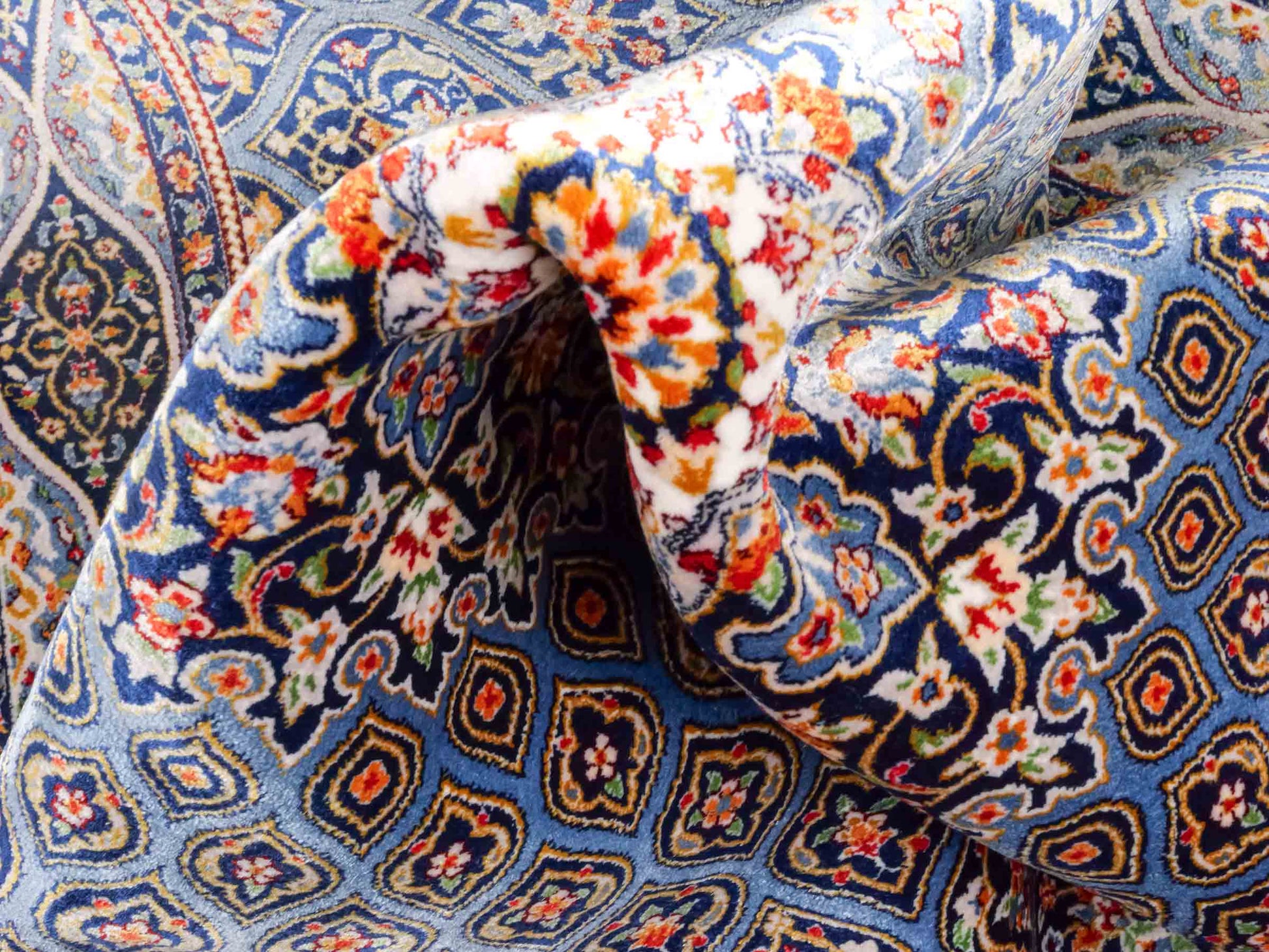 Ghom Maschinenteppich "Ardashir" 120 x 80 cm aus pflanzlicher Seide (Viskose) mit Gumbad-Medaillon, Marineblau. Teppichnummer: V5NY096M. Persian Luxury Collection by Khademi. Made in Iran / Persia – Vertrieb durch JUPITER Intl.