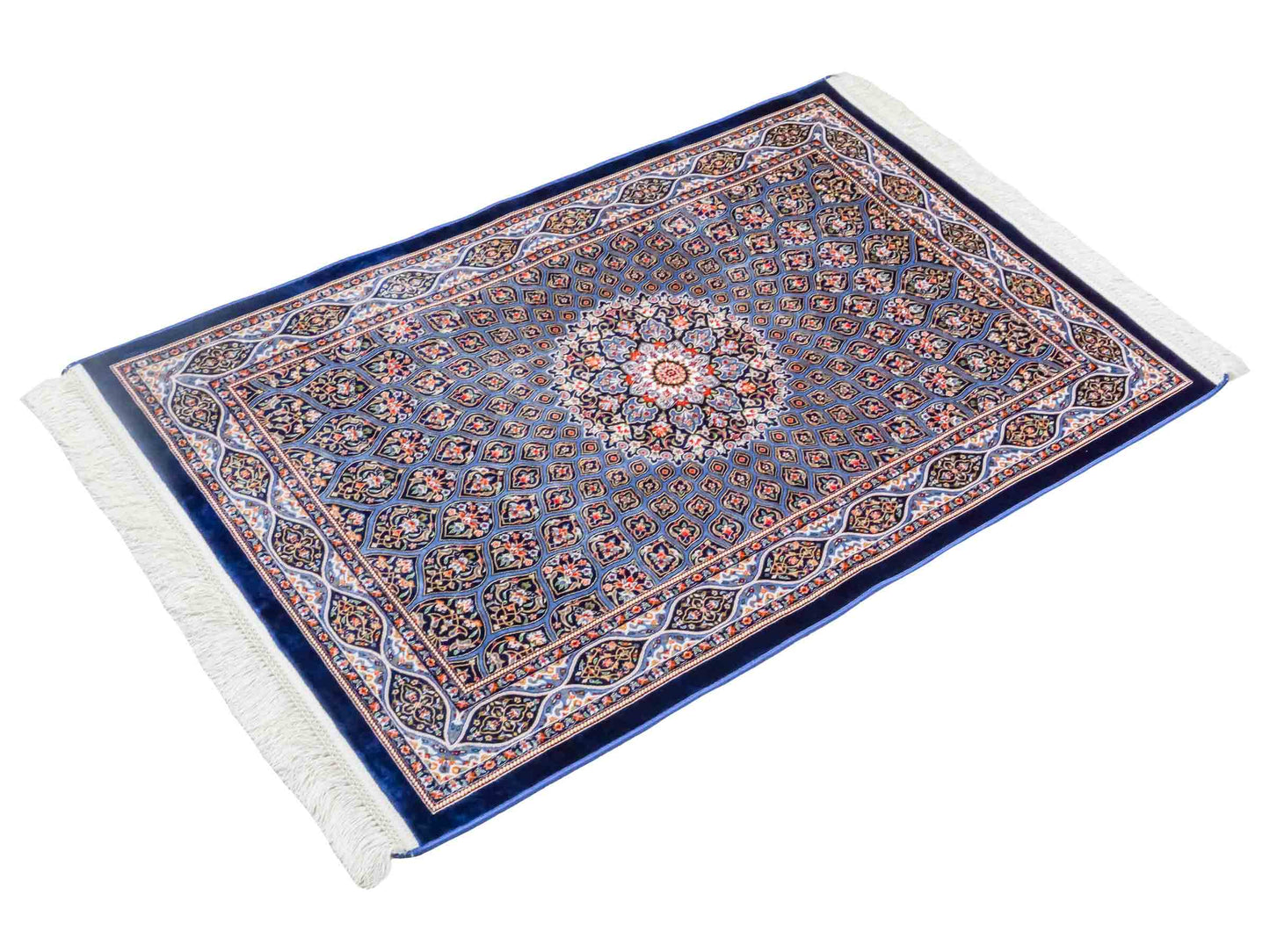 Ghom Maschinenteppich "Ardashir" 120 x 80 cm aus pflanzlicher Seide (Viskose) mit Gumbad-Medaillon, Marineblau. Teppichnummer: V5NY096M. Persian Luxury Collection by Khademi. Made in Iran / Persia – Vertrieb durch JUPITER Intl.