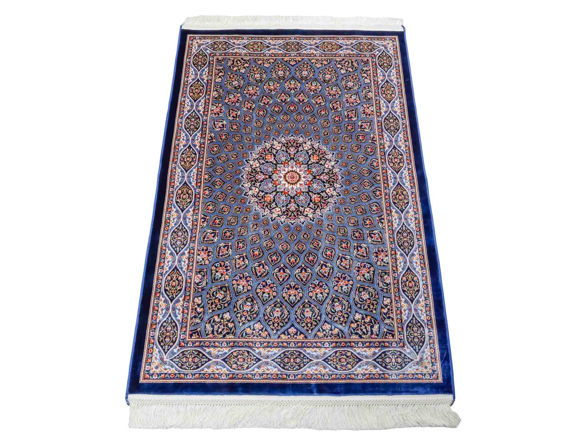Ghom Maschinenteppich "Ardashir" 120 x 80 cm aus pflanzlicher Seide (Viskose) mit Gumbad-Medaillon, Marineblau. Teppichnummer: V5NY096M. Persian Luxury Collection by Khademi. Made in Iran / Persia – Vertrieb durch JUPITER Intl.