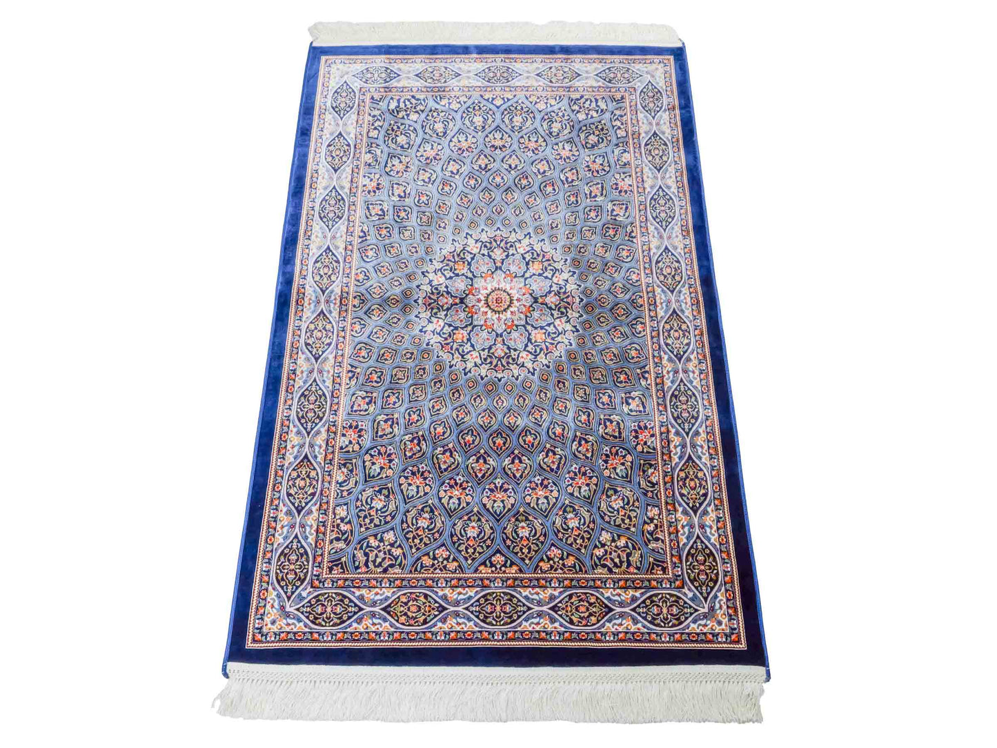 Ghom Maschinenteppich "Ardashir" 120 x 80 cm aus pflanzlicher Seide (Viskose) mit Gumbad-Medaillon, Marineblau. Teppichnummer: V5NY096M. Persian Luxury Collection by Khademi. Made in Iran / Persia – Vertrieb durch JUPITER Intl.