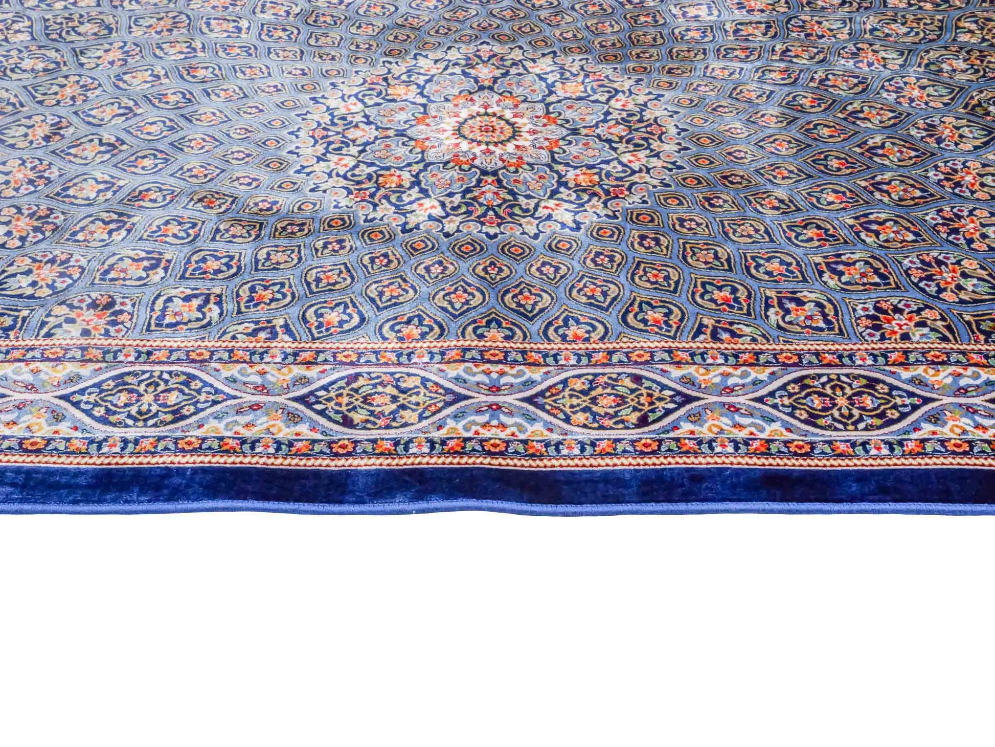 Ghom Maschinenteppich "Ardashir" 120 x 80 cm aus pflanzlicher Seide (Viskose) mit Gumbad-Medaillon, Marineblau. Teppichnummer: V5NY096M. Persian Luxury Collection by Khademi. Made in Iran / Persia – Vertrieb durch JUPITER Intl.