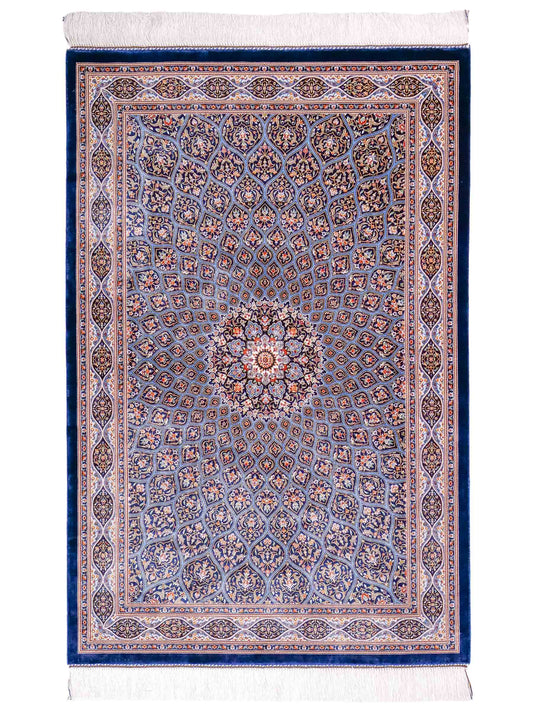 Ghom Maschinenteppich "Ardashir" 150 x 100 cm aus pflanzlicher Seide (Viskose) mit Medaillon, Marineblau-Hellblau. Teppichnummer: V5NY150H. Persian Luxury Collection by Khademi. Made in Iran / Persia – Vertrieb durch JUPITER Intl.
