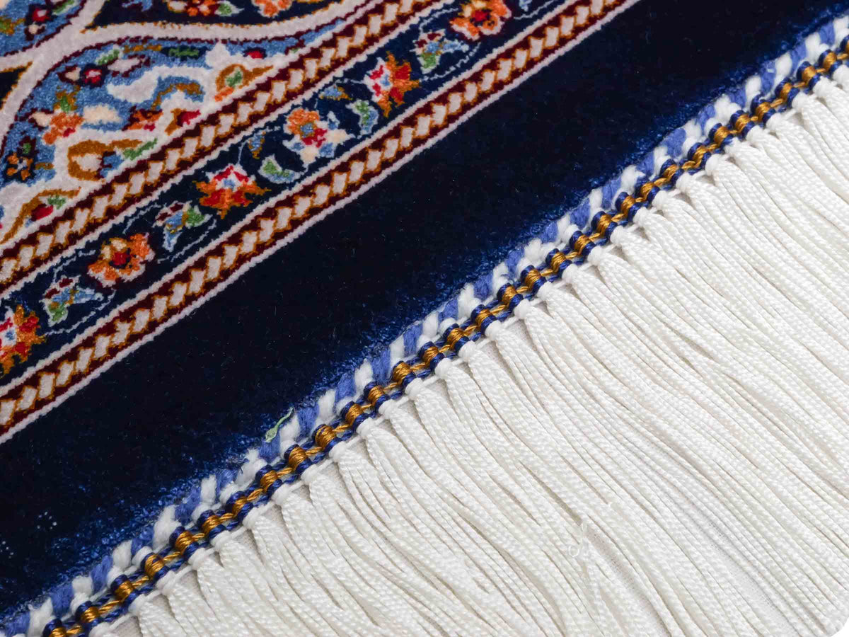 Ghom Maschinenteppich "Ardashir" 150 x 100 cm aus pflanzlicher Seide (Viskose) mit Medaillon, Marineblau-Hellblau. Teppichnummer: V5NY150H. Persian Luxury Collection by Khademi. Made in Iran / Persia – Vertrieb durch JUPITER Intl.