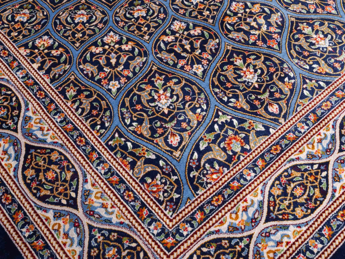Ghom Maschinenteppich "Ardashir" 150 x 100 cm aus pflanzlicher Seide (Viskose) mit Medaillon, Marineblau-Hellblau. Teppichnummer: V5NY150H. Persian Luxury Collection by Khademi. Made in Iran / Persia – Vertrieb durch JUPITER Intl.