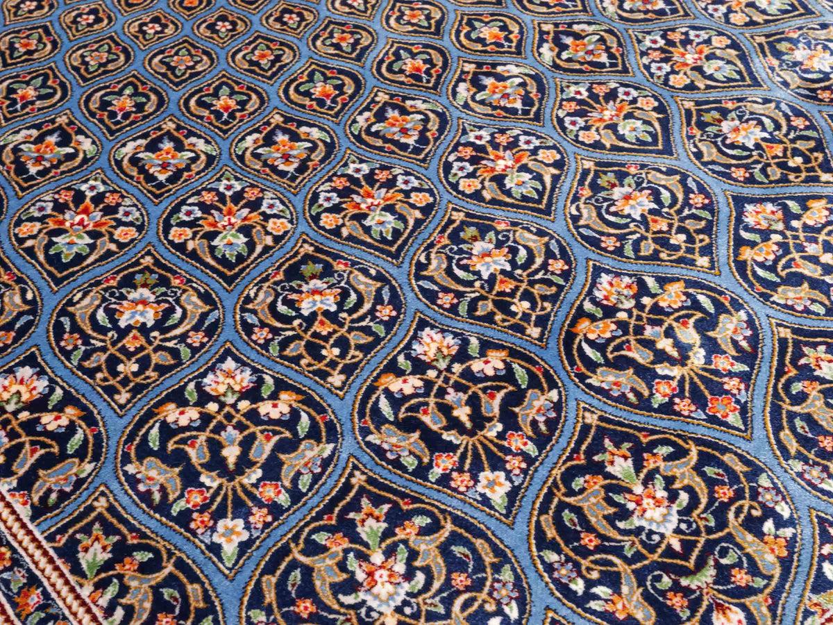 Ghom Maschinenteppich "Ardashir" 150 x 100 cm aus pflanzlicher Seide (Viskose) mit Medaillon, Marineblau-Hellblau. Teppichnummer: V5NY150H. Persian Luxury Collection by Khademi. Made in Iran / Persia – Vertrieb durch JUPITER Intl.