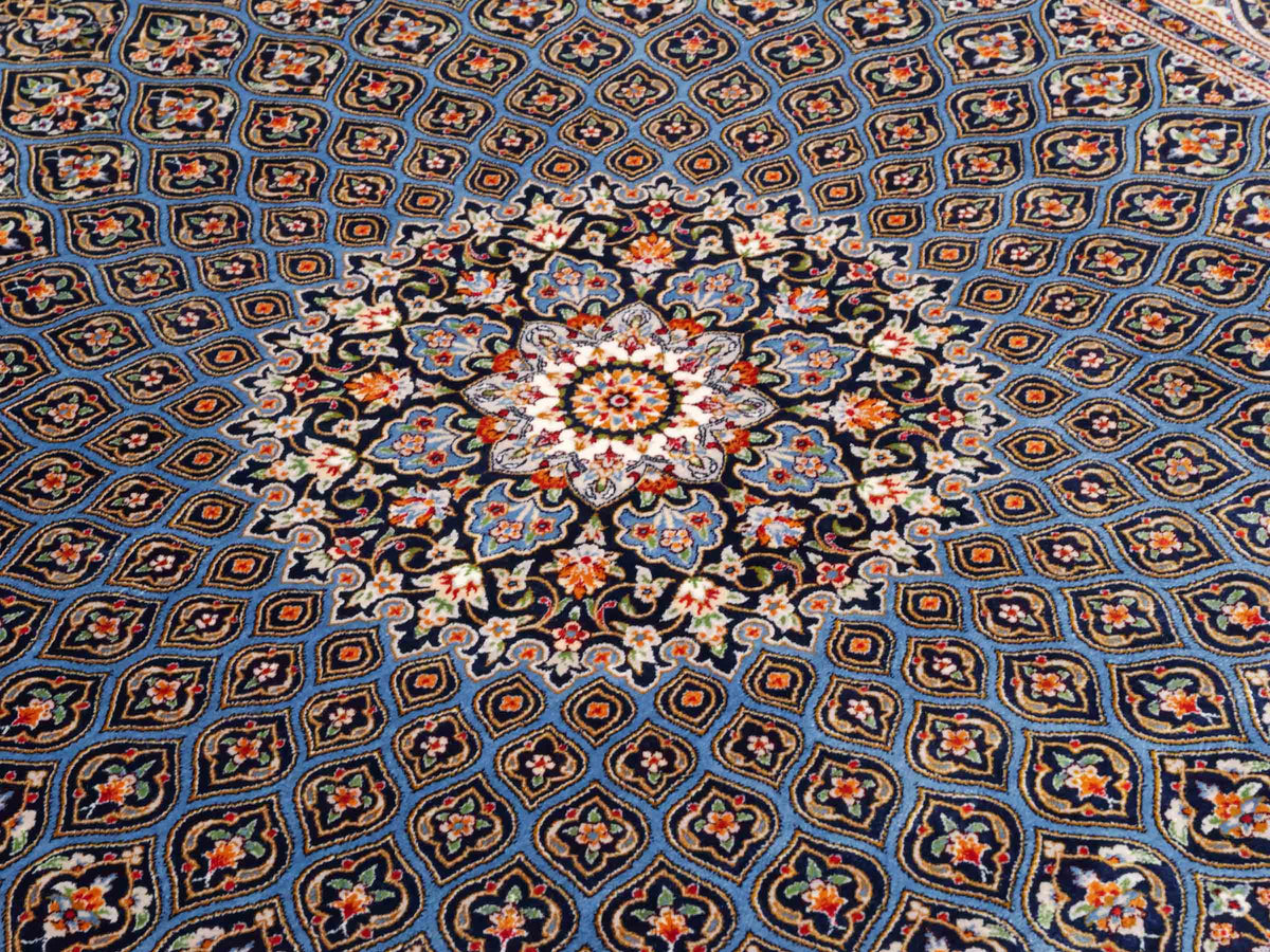 Ghom Maschinenteppich "Ardashir" 150 x 100 cm aus pflanzlicher Seide (Viskose) mit Medaillon, Marineblau-Hellblau. Teppichnummer: V5NY150H. Persian Luxury Collection by Khademi. Made in Iran / Persia – Vertrieb durch JUPITER Intl.