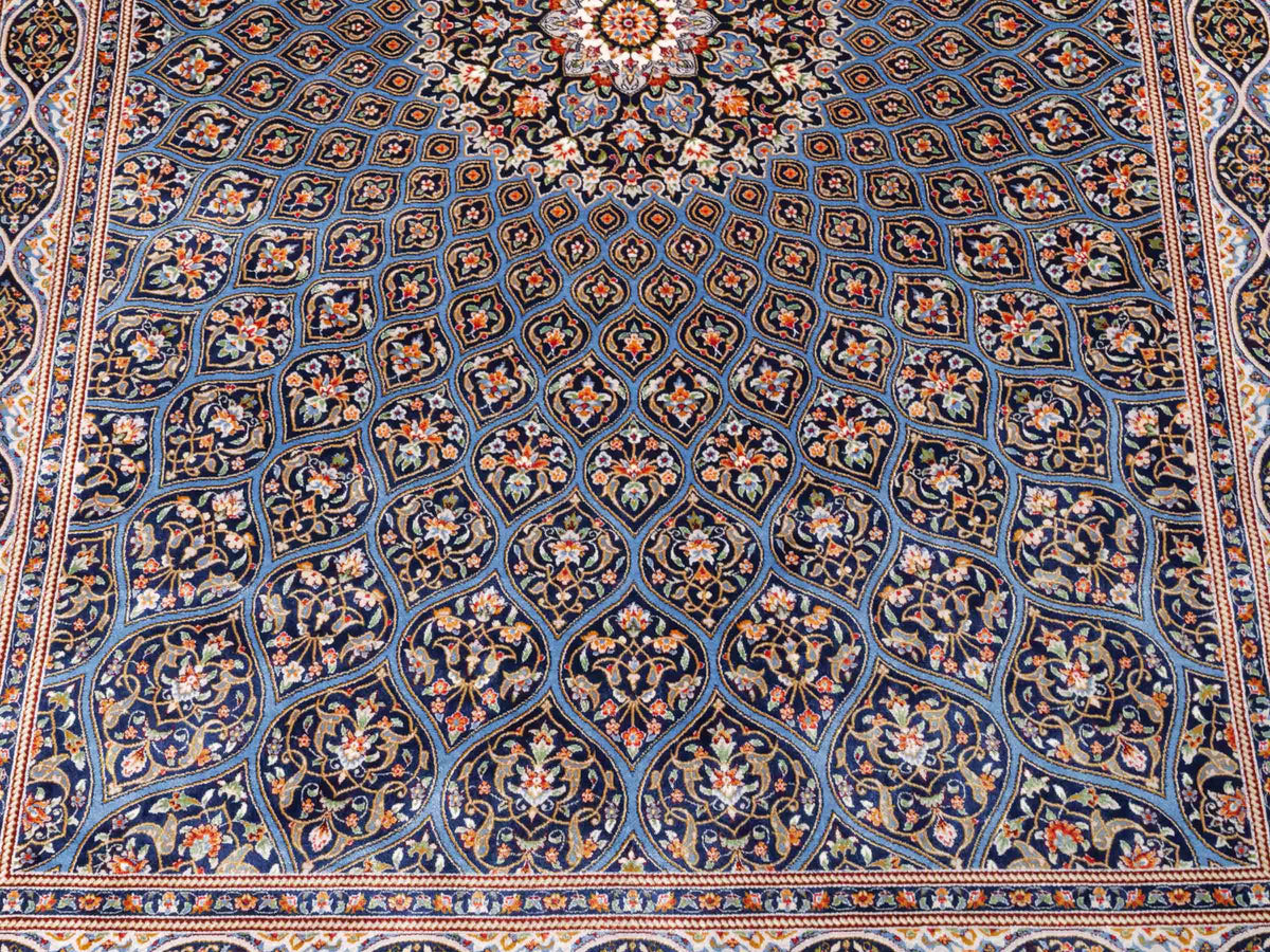 Ghom Maschinenteppich "Ardashir" 150 x 100 cm aus pflanzlicher Seide (Viskose) mit Medaillon, Marineblau-Hellblau. Teppichnummer: V5NY150H. Persian Luxury Collection by Khademi. Made in Iran / Persia – Vertrieb durch JUPITER Intl.