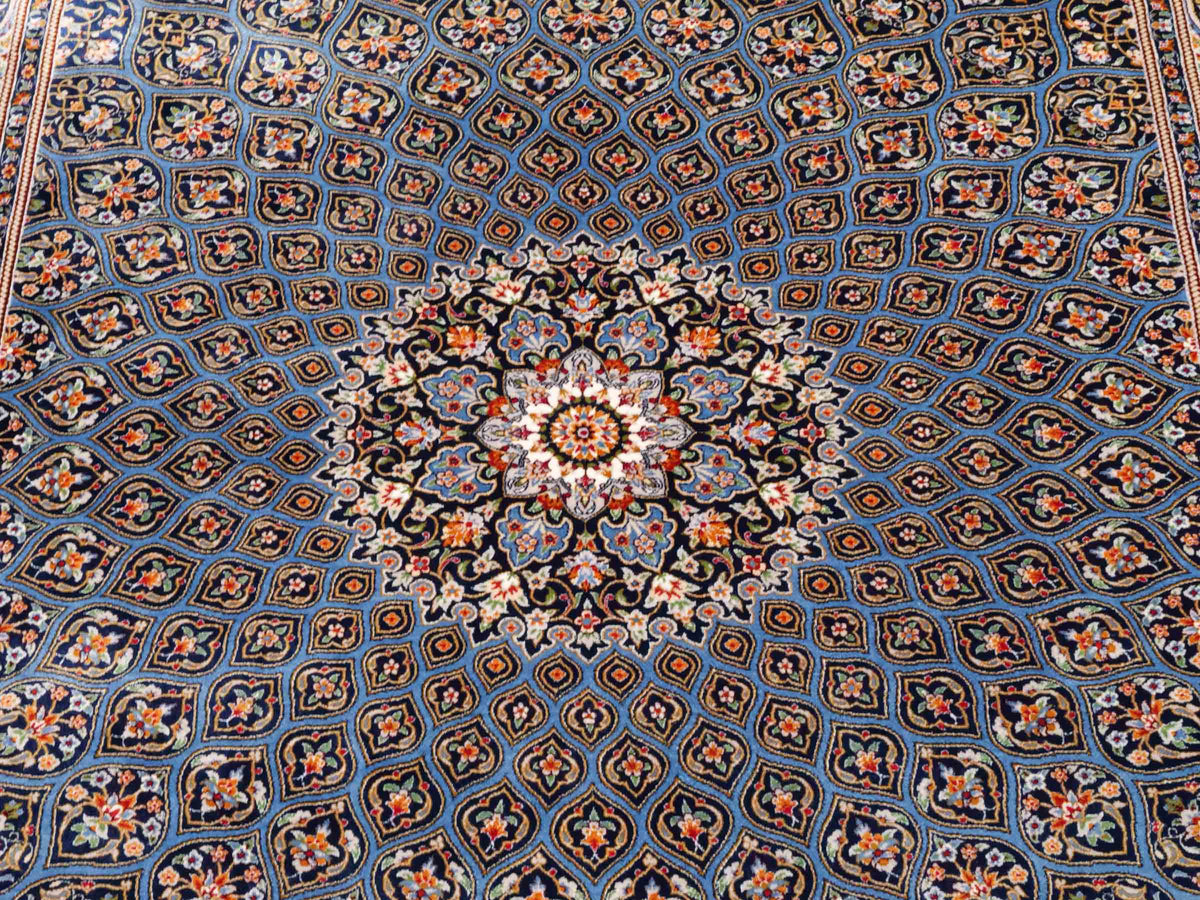 Ghom Maschinenteppich "Ardashir" 150 x 100 cm aus pflanzlicher Seide (Viskose) mit Medaillon, Marineblau-Hellblau. Teppichnummer: V5NY150H. Persian Luxury Collection by Khademi. Made in Iran / Persia – Vertrieb durch JUPITER Intl.