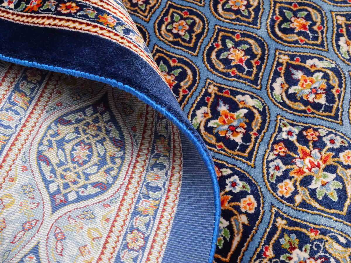 Ghom Maschinenteppich "Ardashir" 150 x 100 cm aus pflanzlicher Seide (Viskose) mit Medaillon, Marineblau-Hellblau. Teppichnummer: V5NY150H. Persian Luxury Collection by Khademi. Made in Iran / Persia – Vertrieb durch JUPITER Intl.
