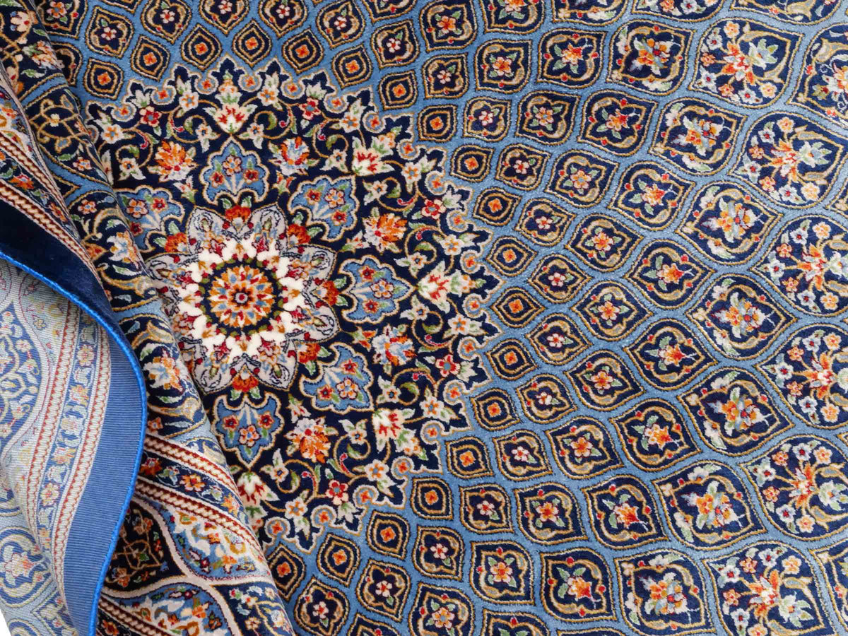 Ghom Maschinenteppich "Ardashir" 150 x 100 cm aus pflanzlicher Seide (Viskose) mit Medaillon, Marineblau-Hellblau. Teppichnummer: V5NY150H. Persian Luxury Collection by Khademi. Made in Iran / Persia – Vertrieb durch JUPITER Intl.