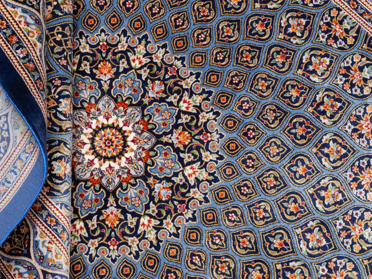 Ghom Maschinenteppich "Ardashir" 150 x 100 cm aus pflanzlicher Seide (Viskose) mit Medaillon, Marineblau-Hellblau. Teppichnummer: V5NY150H. Persian Luxury Collection by Khademi. Made in Iran / Persia – Vertrieb durch JUPITER Intl.