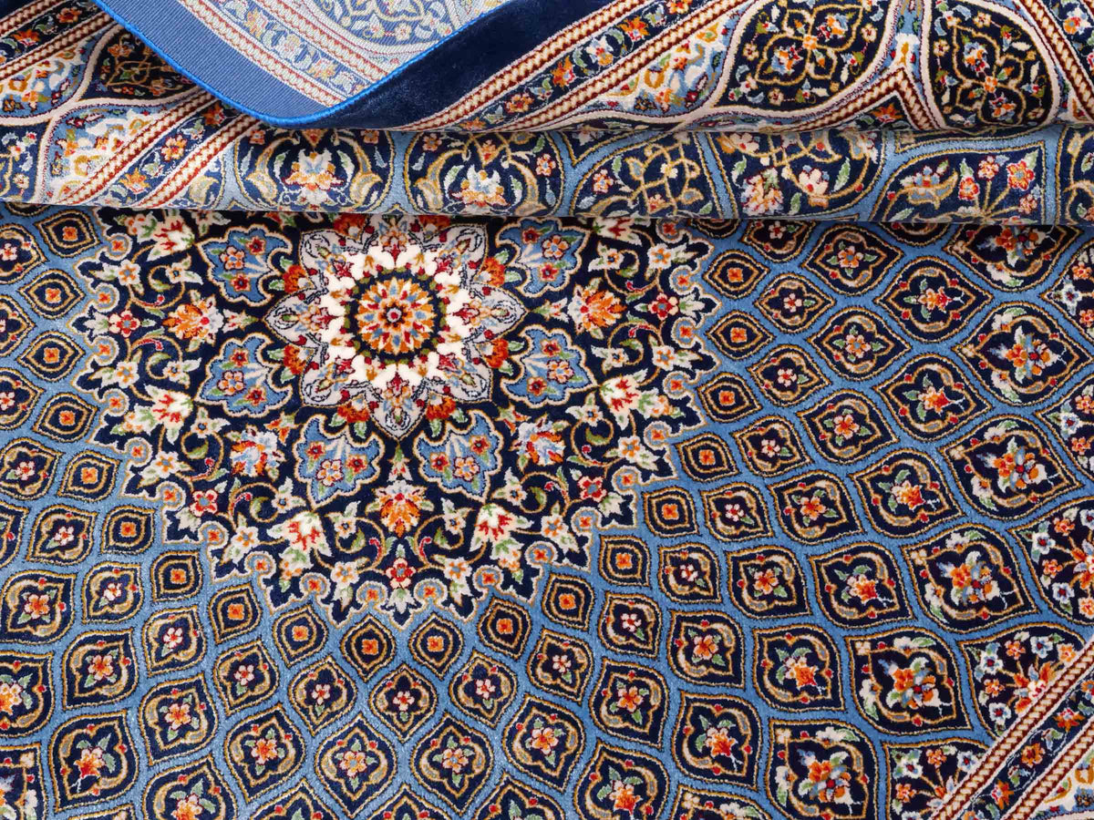 Ghom Maschinenteppich "Ardashir" 150 x 100 cm aus pflanzlicher Seide (Viskose) mit Medaillon, Marineblau-Hellblau. Teppichnummer: V5NY150H. Persian Luxury Collection by Khademi. Made in Iran / Persia – Vertrieb durch JUPITER Intl.