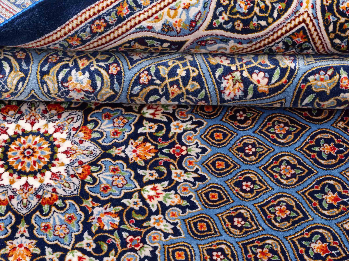 Ghom Maschinenteppich "Ardashir" 150 x 100 cm aus pflanzlicher Seide (Viskose) mit Medaillon, Marineblau-Hellblau. Teppichnummer: V5NY150H. Persian Luxury Collection by Khademi. Made in Iran / Persia – Vertrieb durch JUPITER Intl.