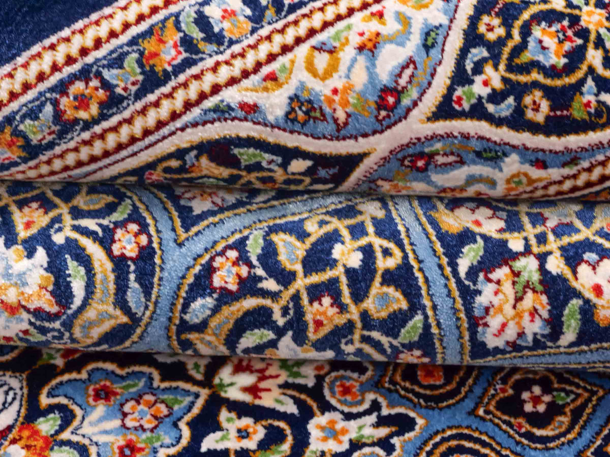 Ghom Maschinenteppich "Ardashir" 150 x 100 cm aus pflanzlicher Seide (Viskose) mit Medaillon, Marineblau-Hellblau. Teppichnummer: V5NY150H. Persian Luxury Collection by Khademi. Made in Iran / Persia – Vertrieb durch JUPITER Intl.
