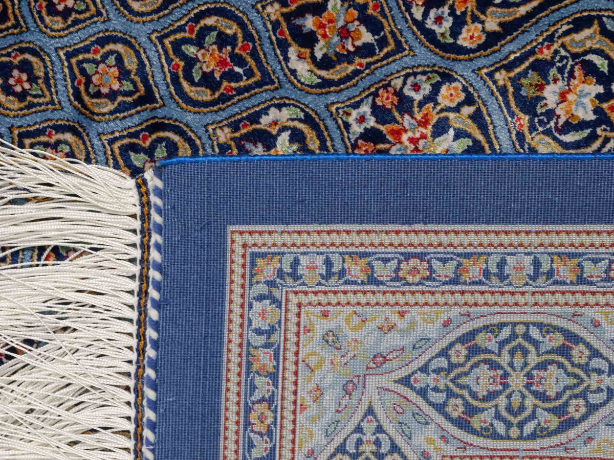 Ghom Maschinenteppich "Ardashir" 150 x 100 cm aus pflanzlicher Seide (Viskose) mit Medaillon, Marineblau-Hellblau. Teppichnummer: V5NY150H. Persian Luxury Collection by Khademi. Made in Iran / Persia – Vertrieb durch JUPITER Intl.