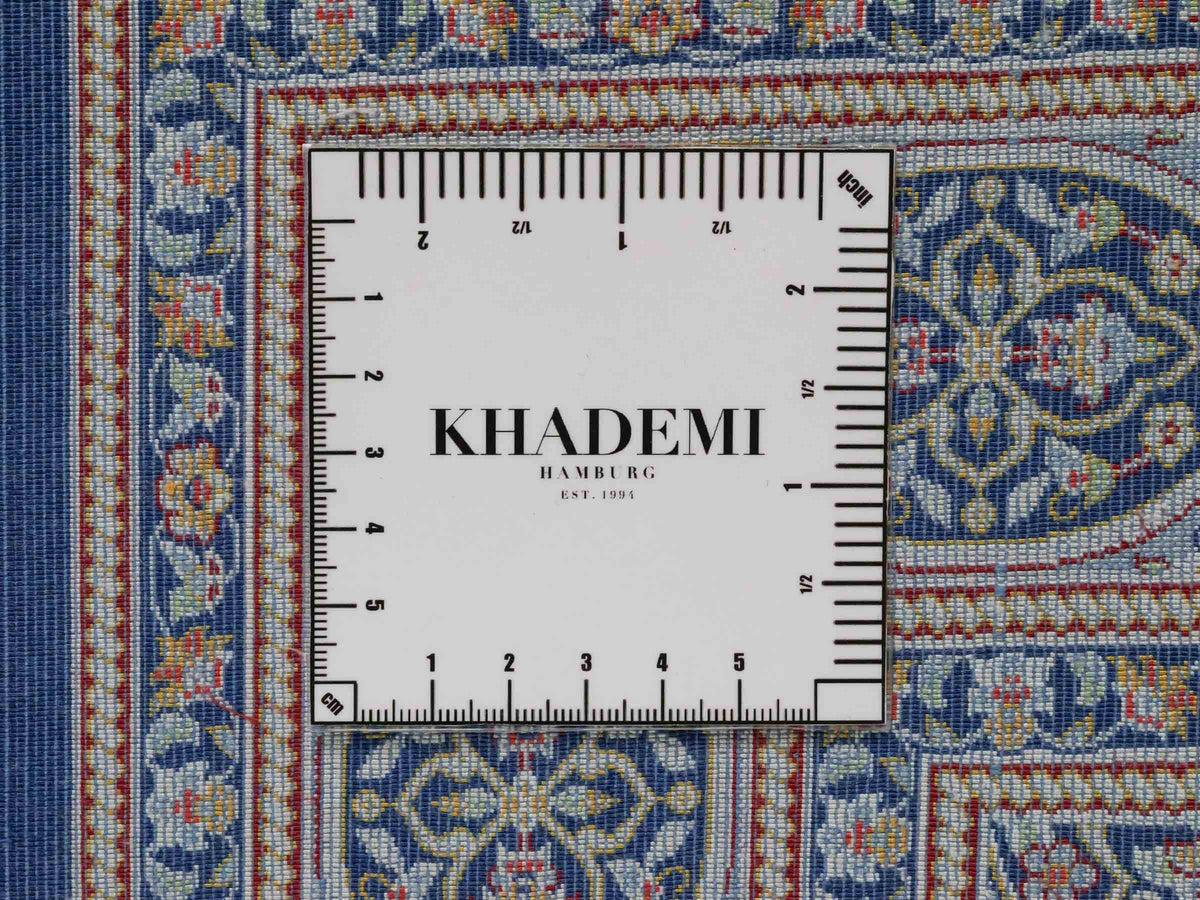 Ghom Maschinenteppich "Ardashir" 150 x 100 cm aus pflanzlicher Seide (Viskose) mit Medaillon, Marineblau-Hellblau. Teppichnummer: V5NY150H. Persian Luxury Collection by Khademi. Made in Iran / Persia – Vertrieb durch JUPITER Intl.
