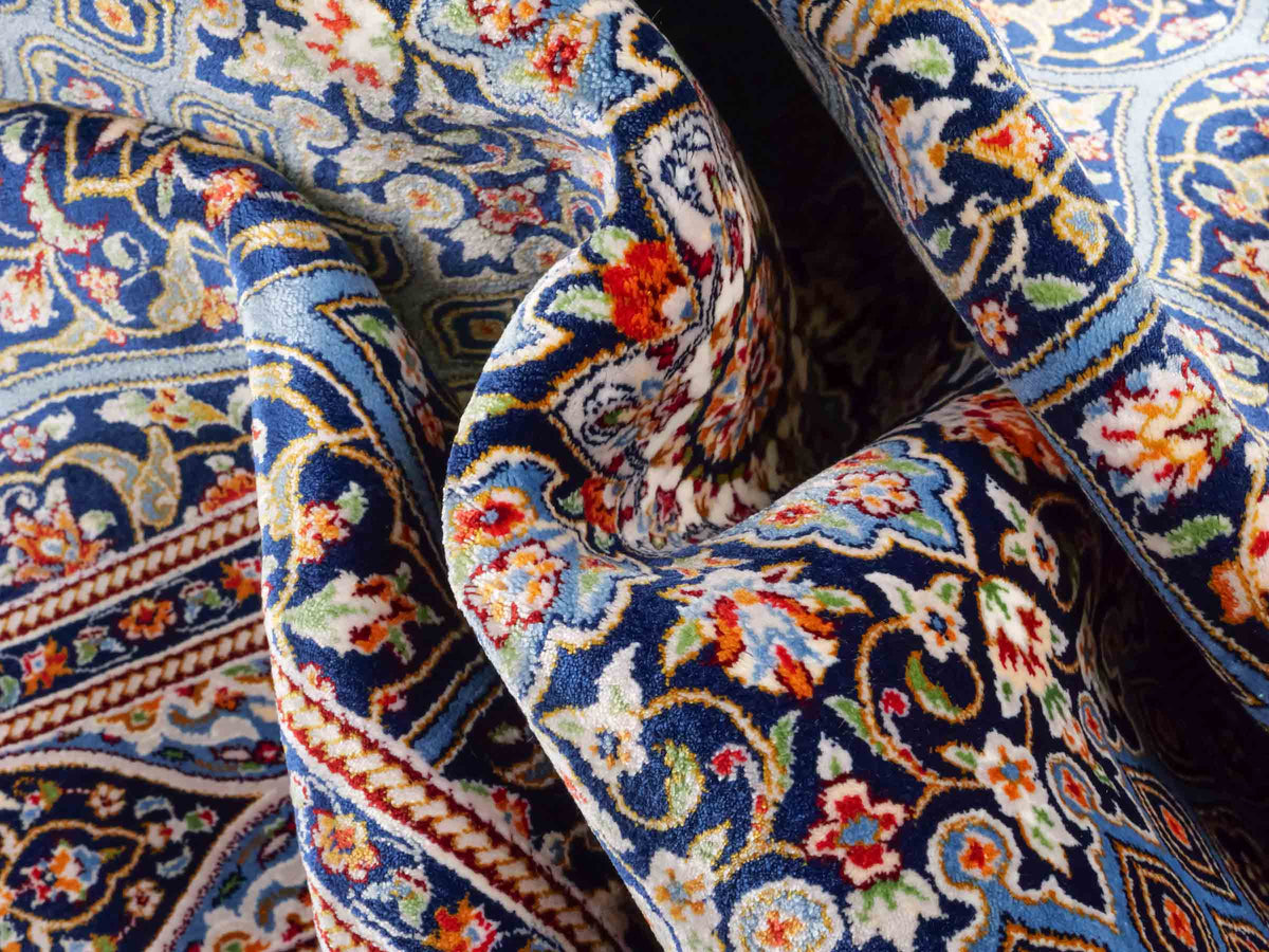 Ghom Maschinenteppich "Ardashir" 150 x 100 cm aus pflanzlicher Seide (Viskose) mit Medaillon, Marineblau-Hellblau. Teppichnummer: V5NY150H. Persian Luxury Collection by Khademi. Made in Iran / Persia – Vertrieb durch JUPITER Intl.