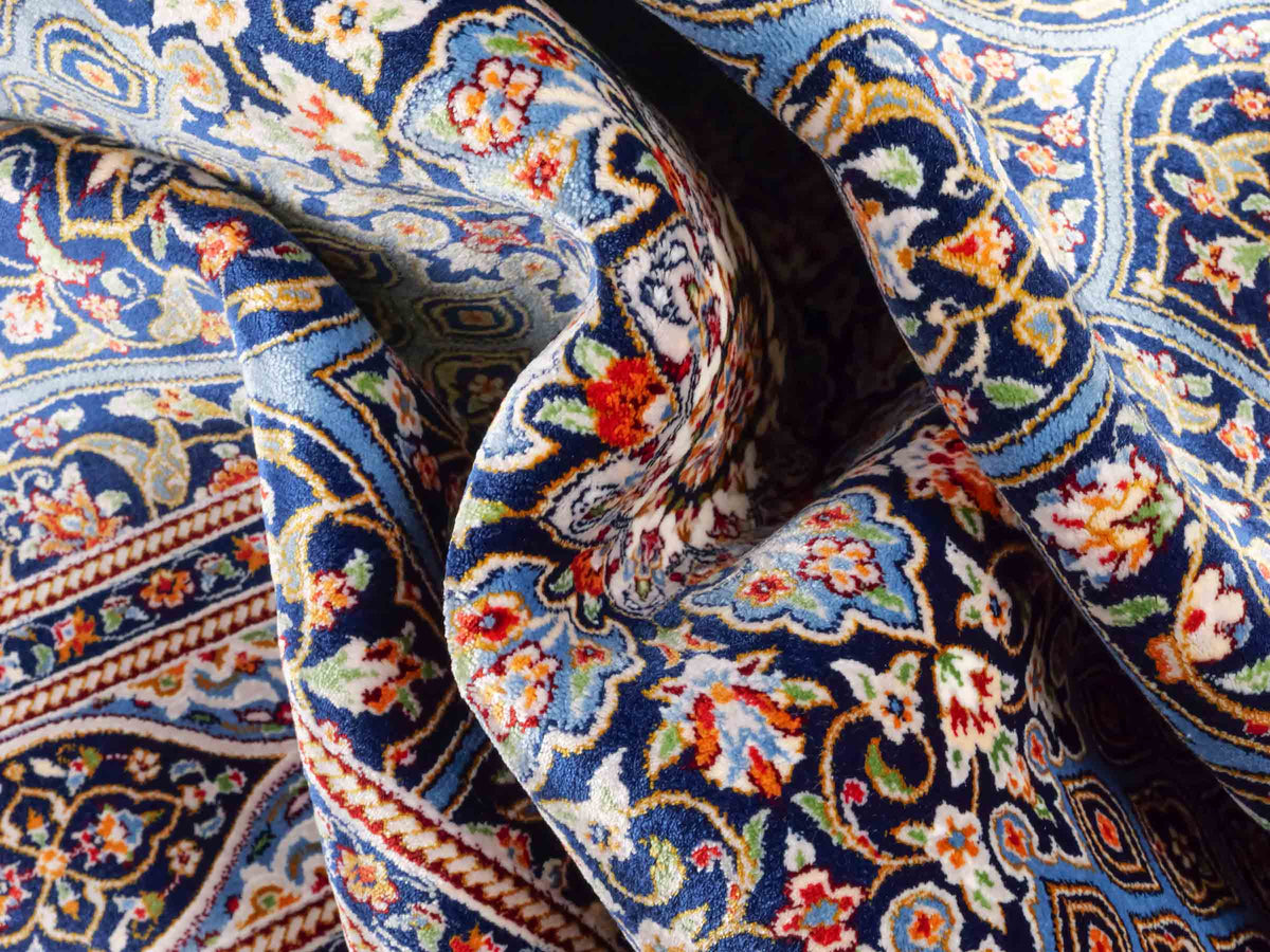 Ghom Maschinenteppich "Ardashir" 150 x 100 cm aus pflanzlicher Seide (Viskose) mit Medaillon, Marineblau-Hellblau. Teppichnummer: V5NY150H. Persian Luxury Collection by Khademi. Made in Iran / Persia – Vertrieb durch JUPITER Intl.