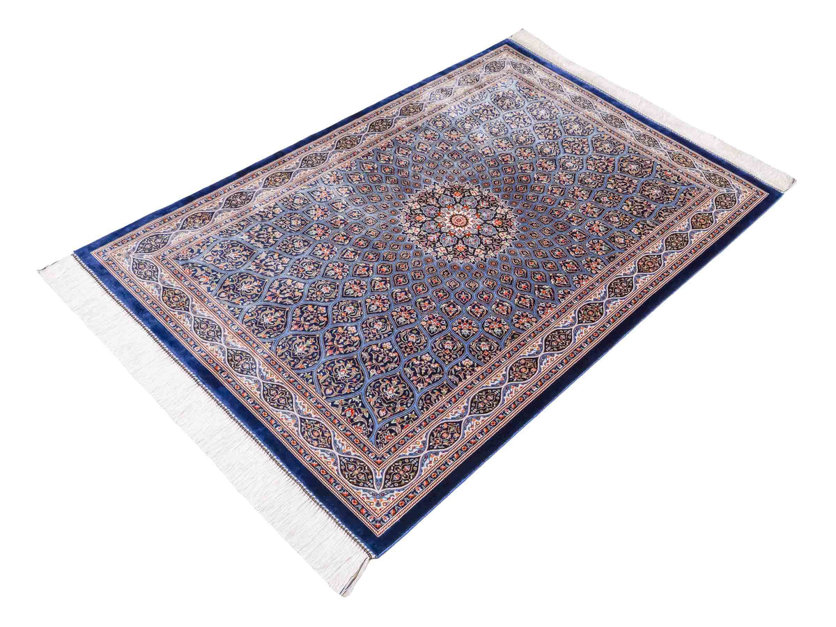 Ghom Maschinenteppich "Ardashir" 150 x 100 cm aus pflanzlicher Seide (Viskose) mit Medaillon, Marineblau-Hellblau. Teppichnummer: V5NY150H. Persian Luxury Collection by Khademi. Made in Iran / Persia – Vertrieb durch JUPITER Intl.
