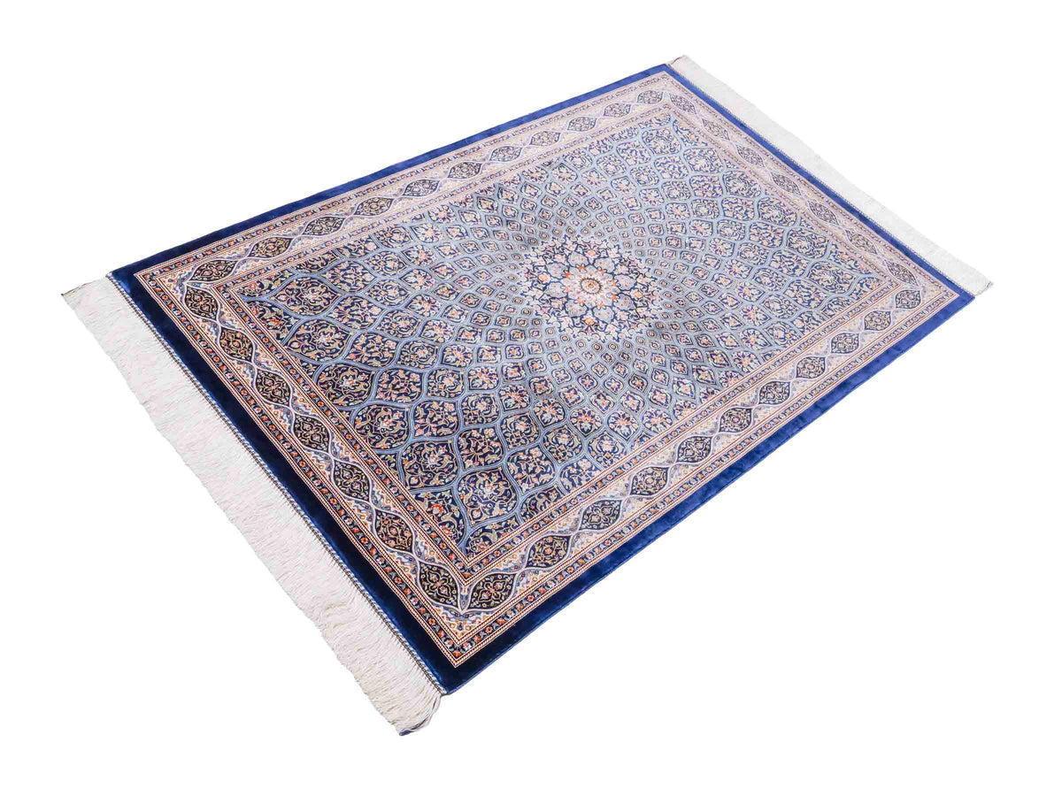 Ghom Maschinenteppich "Ardashir" 150 x 100 cm aus pflanzlicher Seide (Viskose) mit Medaillon, Marineblau-Hellblau. Teppichnummer: V5NY150H. Persian Luxury Collection by Khademi. Made in Iran / Persia – Vertrieb durch JUPITER Intl.