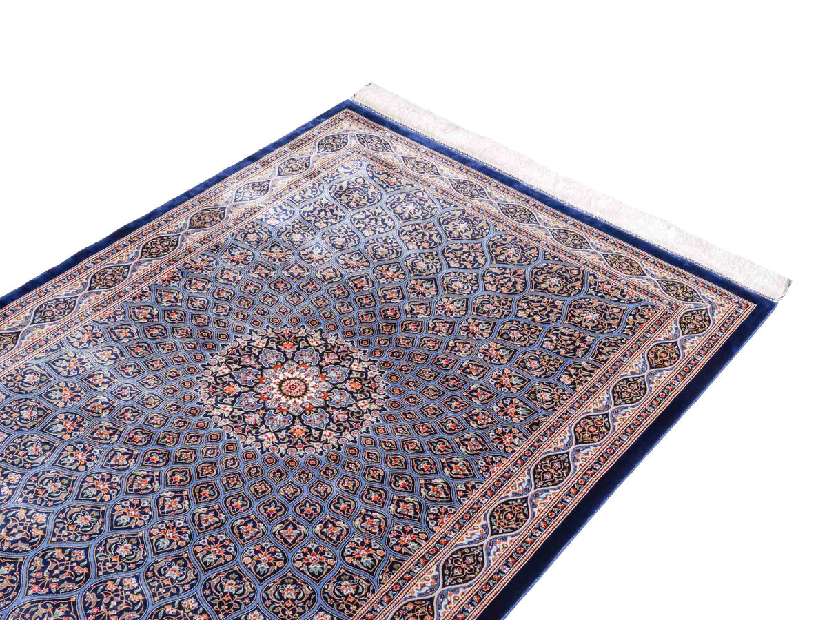 Ghom Maschinenteppich "Ardashir" 150 x 100 cm aus pflanzlicher Seide (Viskose) mit Medaillon, Marineblau-Hellblau. Teppichnummer: V5NY150H. Persian Luxury Collection by Khademi. Made in Iran / Persia – Vertrieb durch JUPITER Intl.